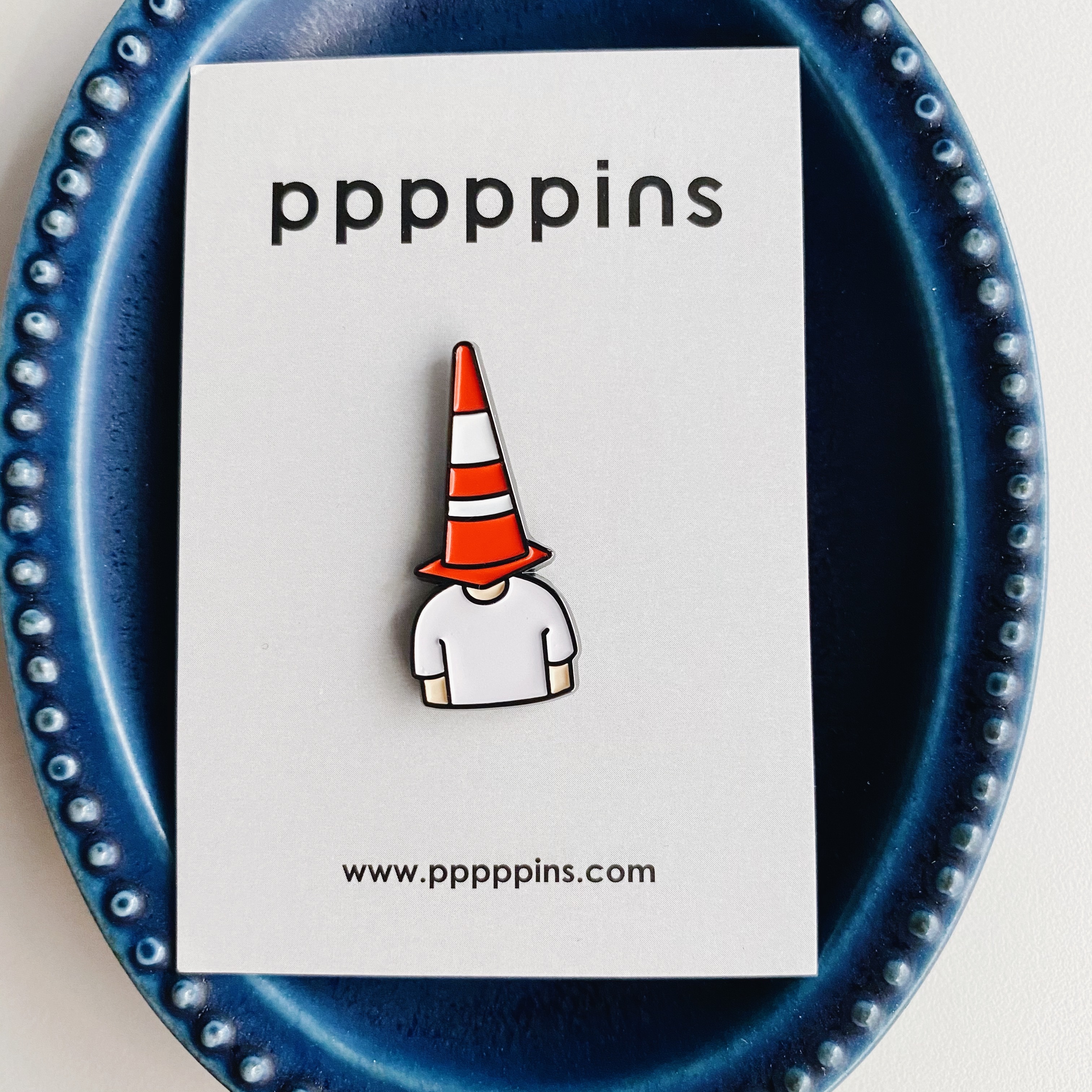 三角錐白衣男 琺瑯別針 胸章｜pppppins