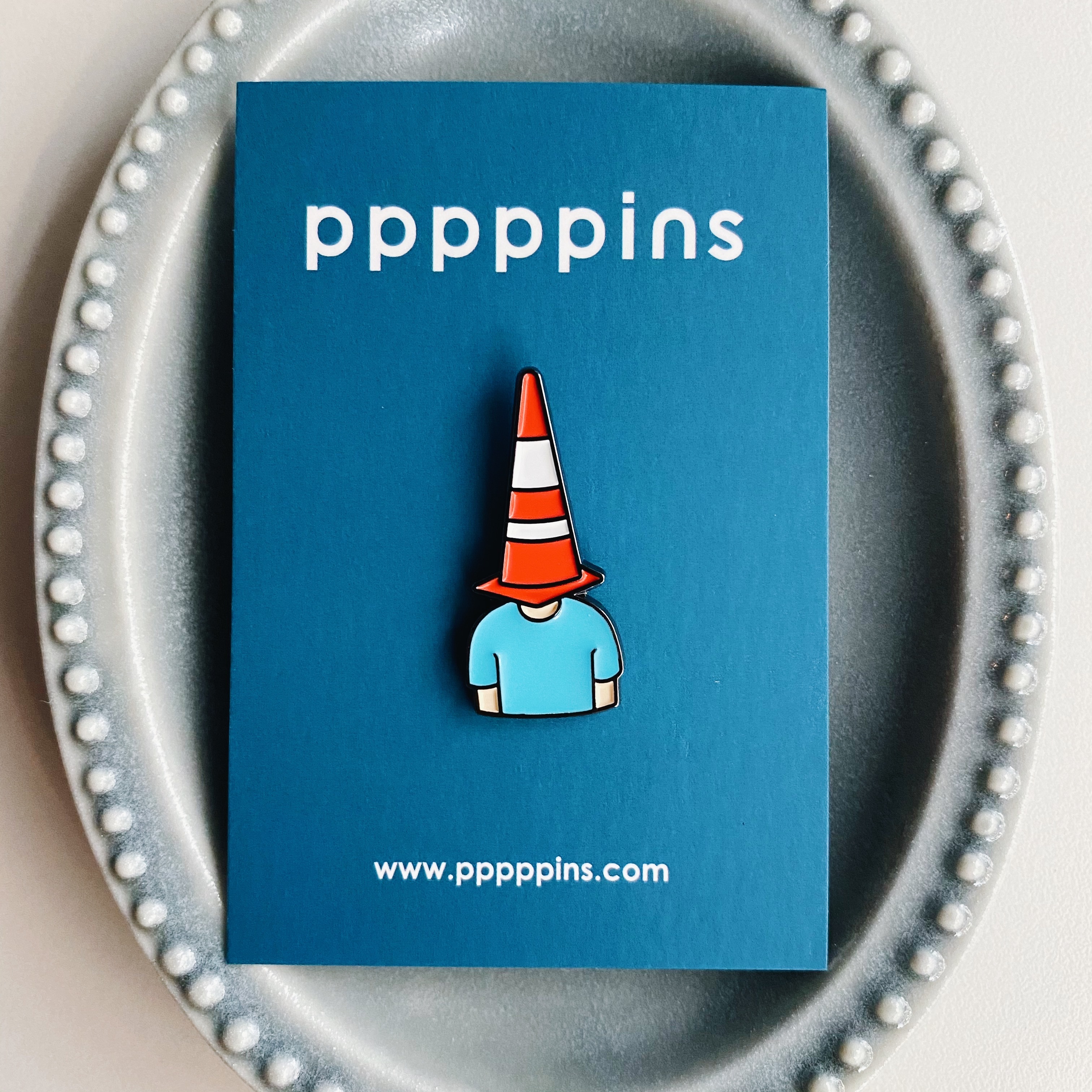 三角錐藍衣男 琺瑯別針 胸章｜pppppins