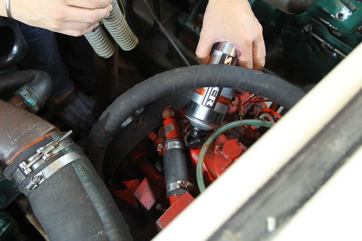 Super HEAVY DUTY 引擎修復劑 350g 倒入引擎一 marine diesel engine restorer on volvo penta engine 2
