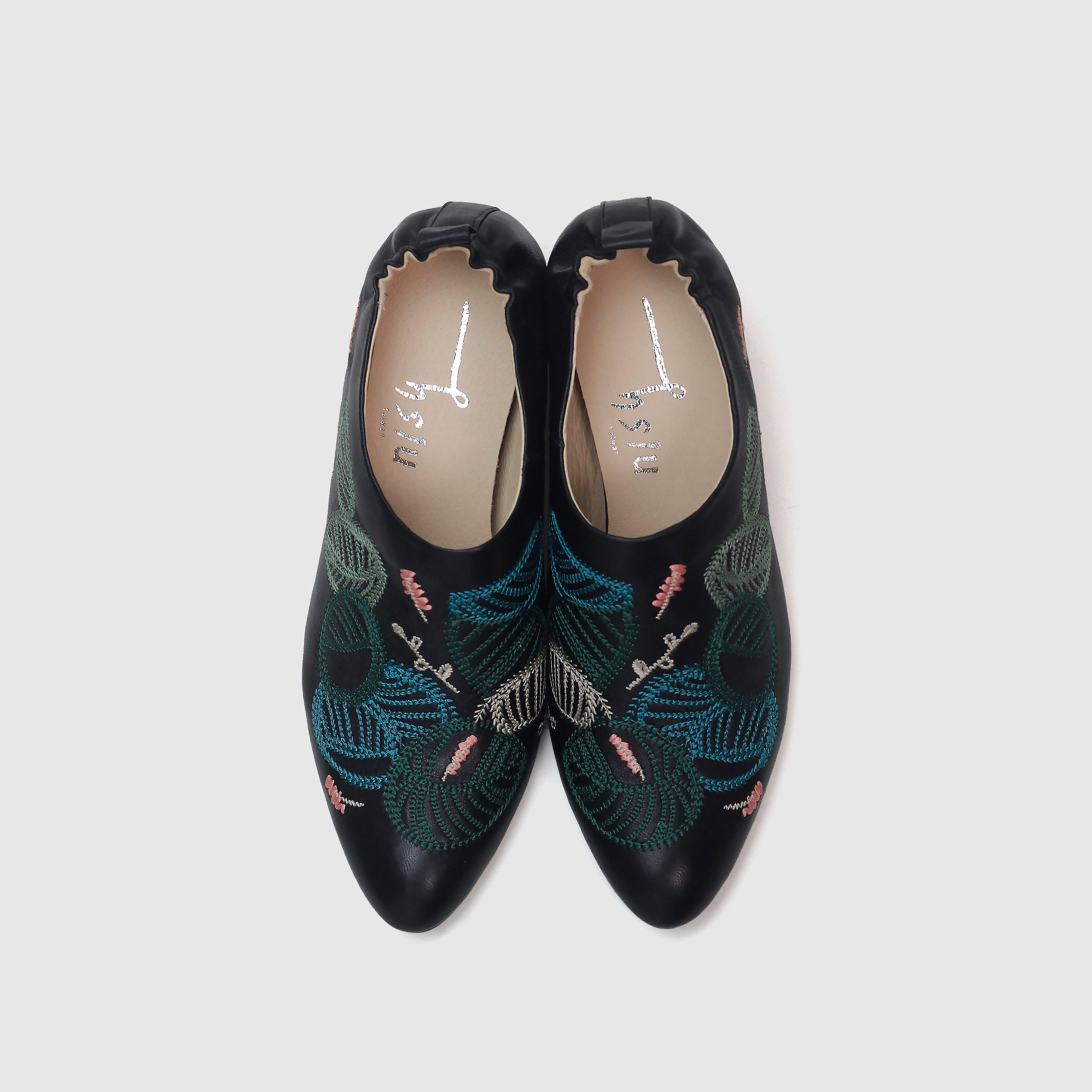 刺繡尖頭踝靴｜蔓蔓(柔軟黑)