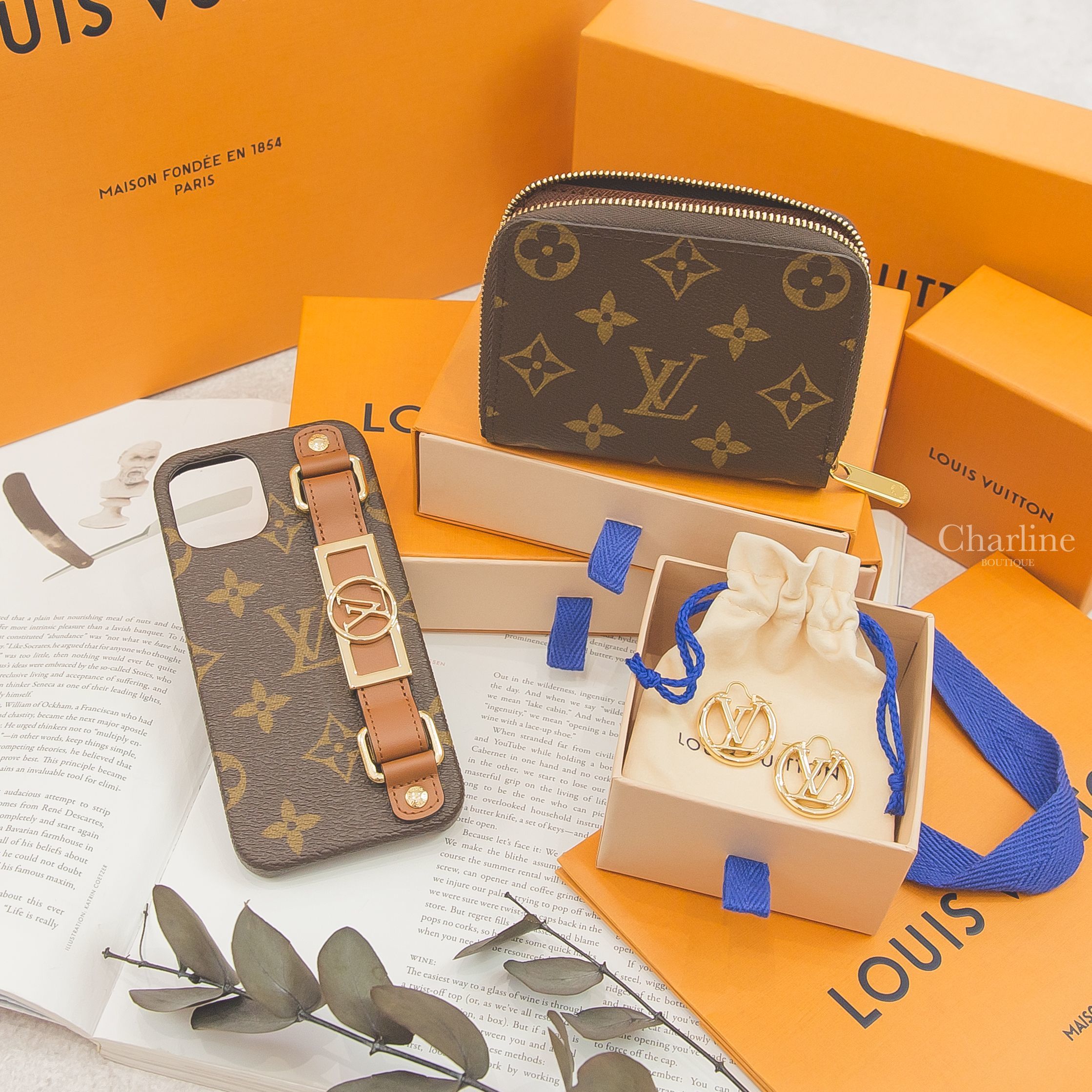 LV Louise Earrings 金色LV圓圈耳環,LV Bumper Dauphine Iphone 咖啡色/焦糖拼色帆布金色小牛皮LV手機殼,LV Coin Purse 咖啡色老花金色拉鏈零錢包-Charline Boutique 精品代購