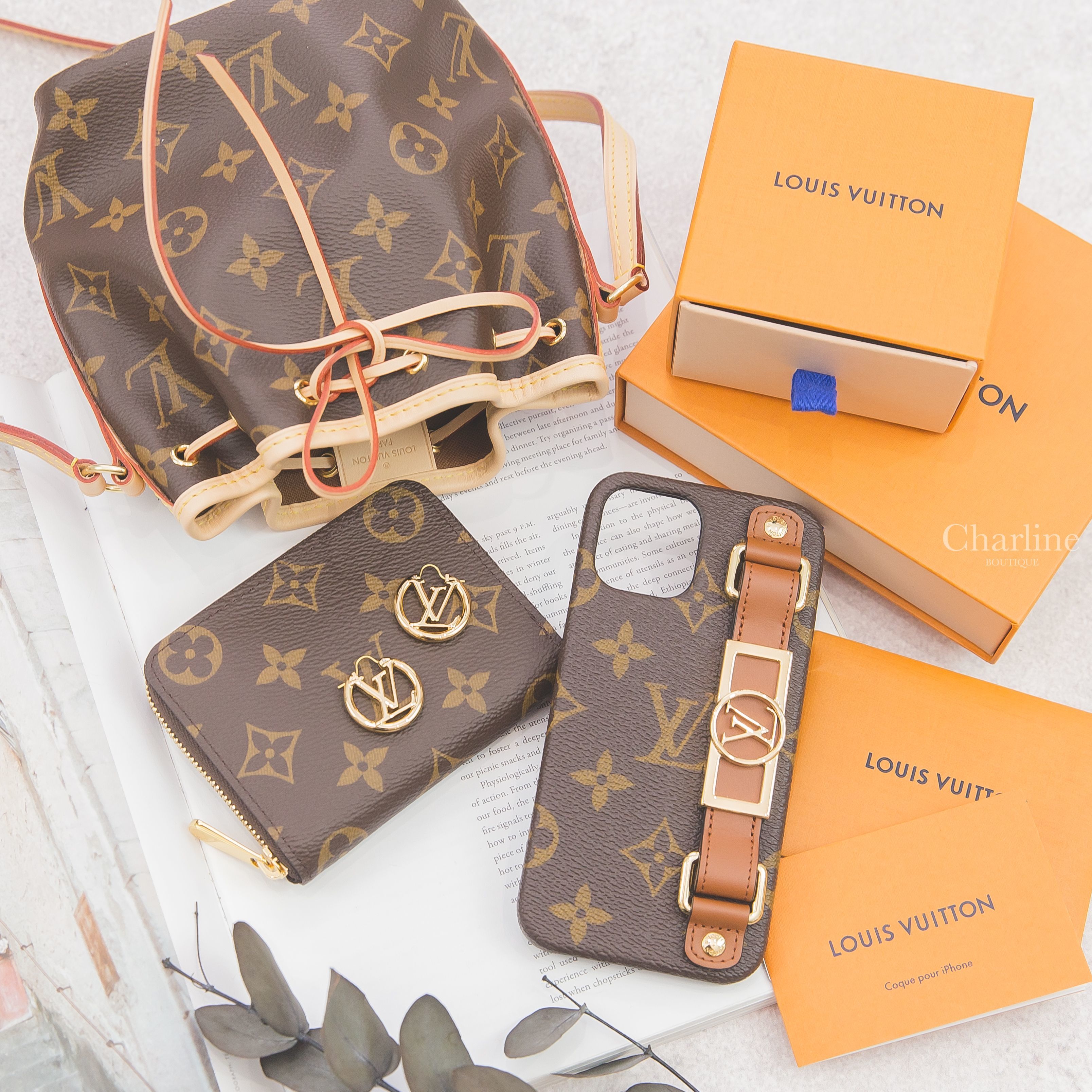 LV Earrings 金色LV圓圈耳環,LV Bumper Iphone 咖啡色/焦糖拼色金色LV手機殼,LV Coin Purse 咖啡色老花零錢包,LV Nano Noe 咖啡色老花水桶肩背包-Charline Boutique 精品代購