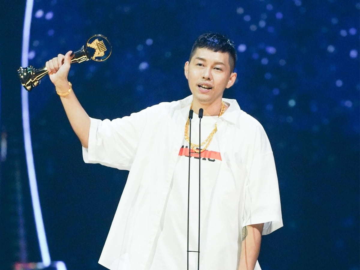 奪下第32屆金曲獎「最佳華語男歌手獎」的蛋堡（杜振熙），一身白色行頭，襯托出價值50萬元的金項鍊。