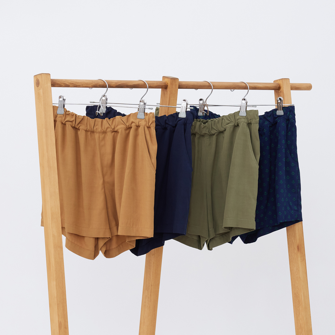 Collin輕柔光澤口袋鬆緊短褲