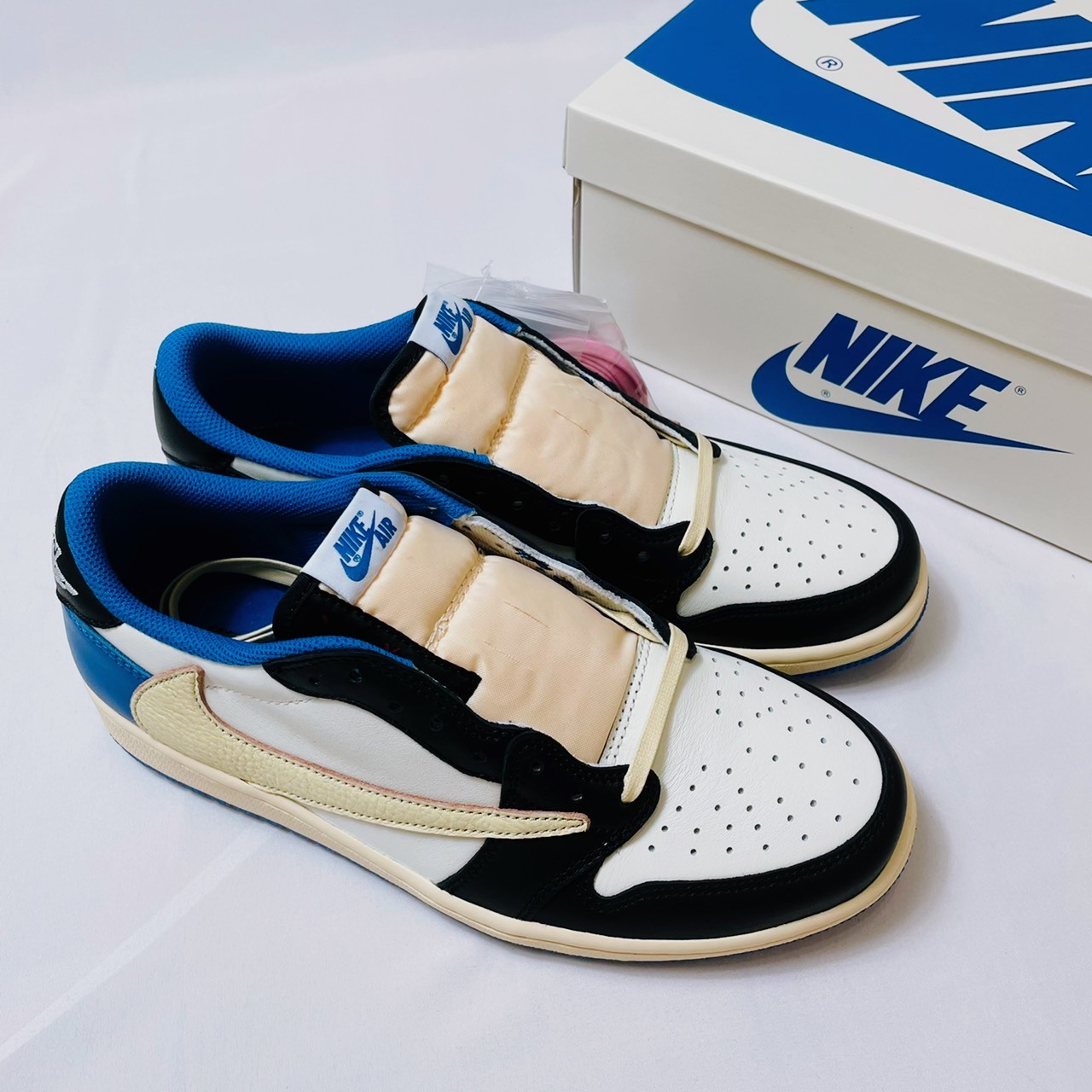 TRAVIS SCOTT x FRAGMENT DESIGN x NIKE AIR JORDAN 1 LOW OG SP 三方聯名 藤原浩 閃電 倒鉤 DM7866-140