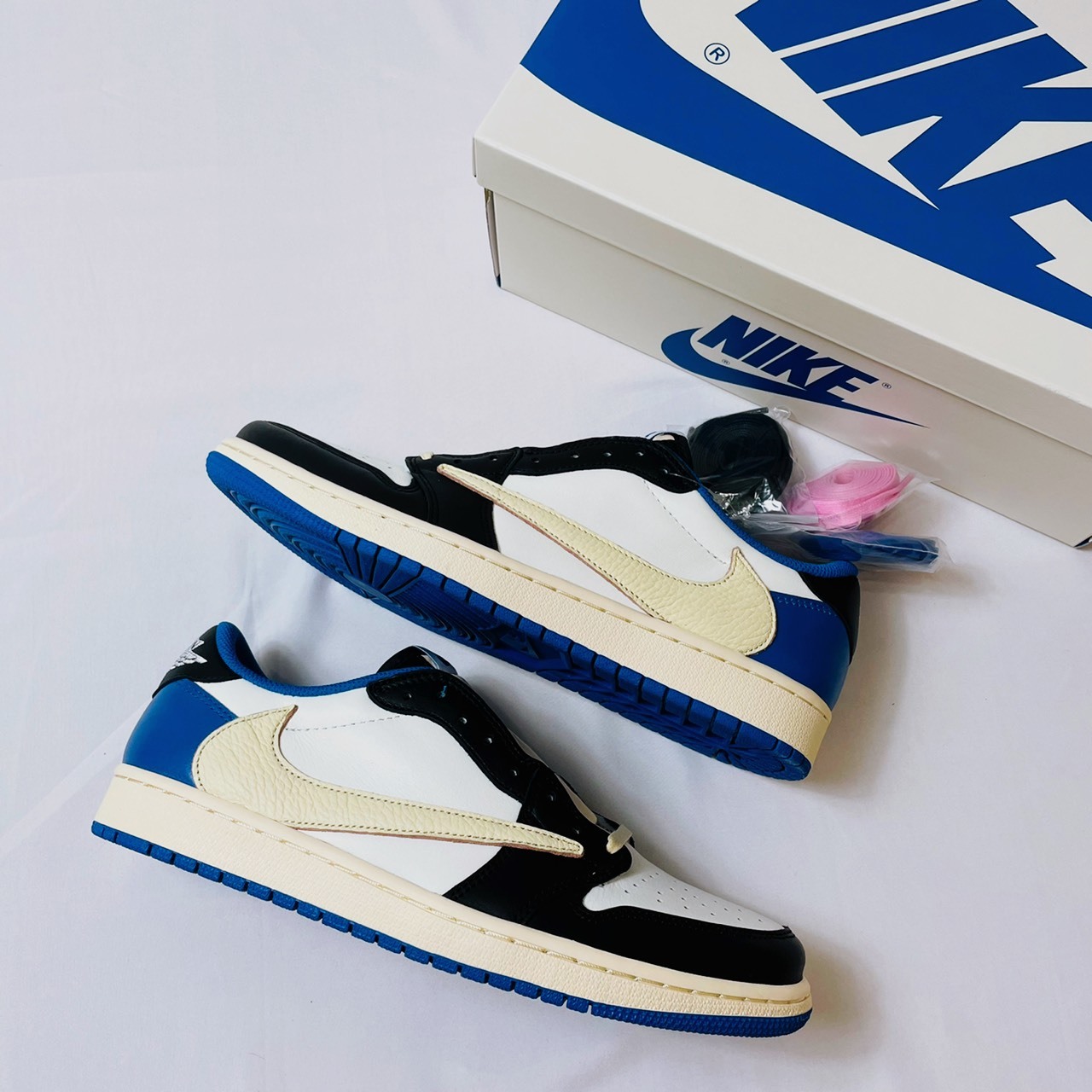 TRAVIS SCOTT x FRAGMENT DESIGN x NIKE AIR JORDAN 1 LOW OG SP 三方聯名 藤原浩 閃電 倒鉤 DM7866-140