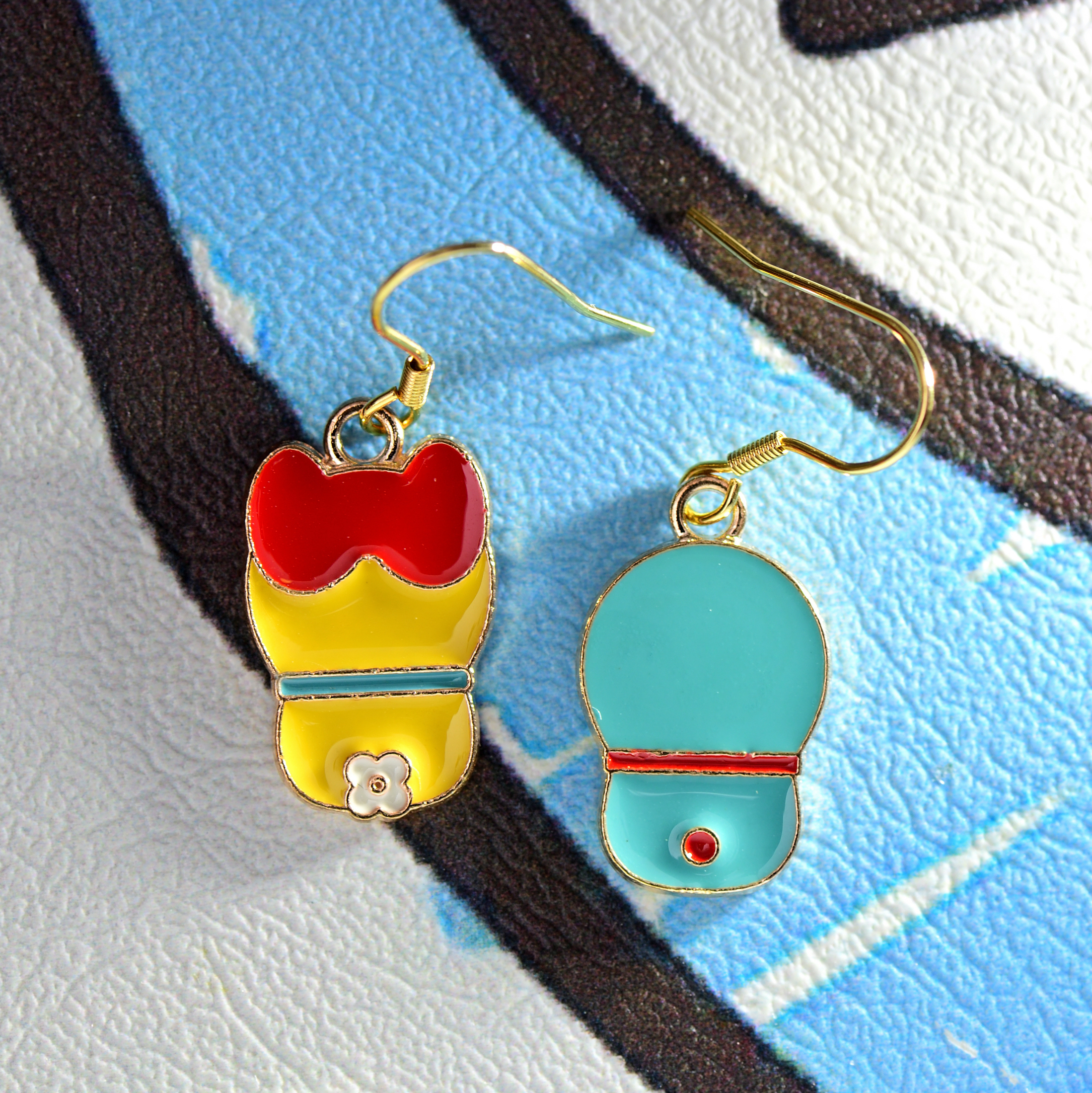 台灣 Doraemon 哆啦美和哆啦A夢 不對稱 不銹鋼 耳環 (逢星期日截單後7-14個工作天發貨)