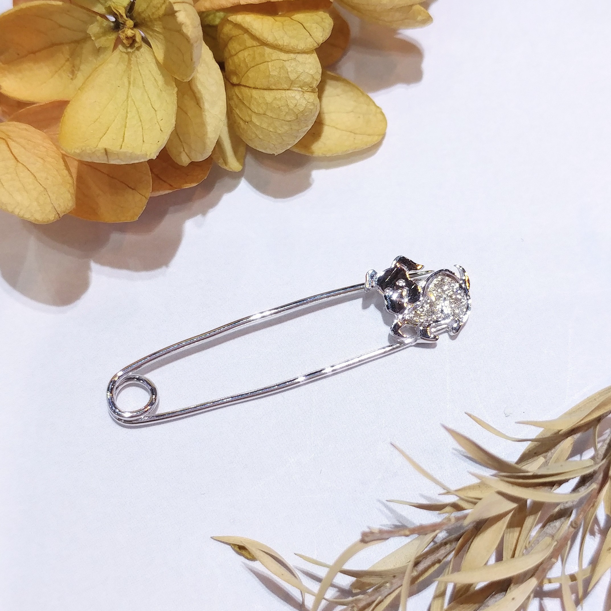 18K White Gold 0.018ct Diamond Broche