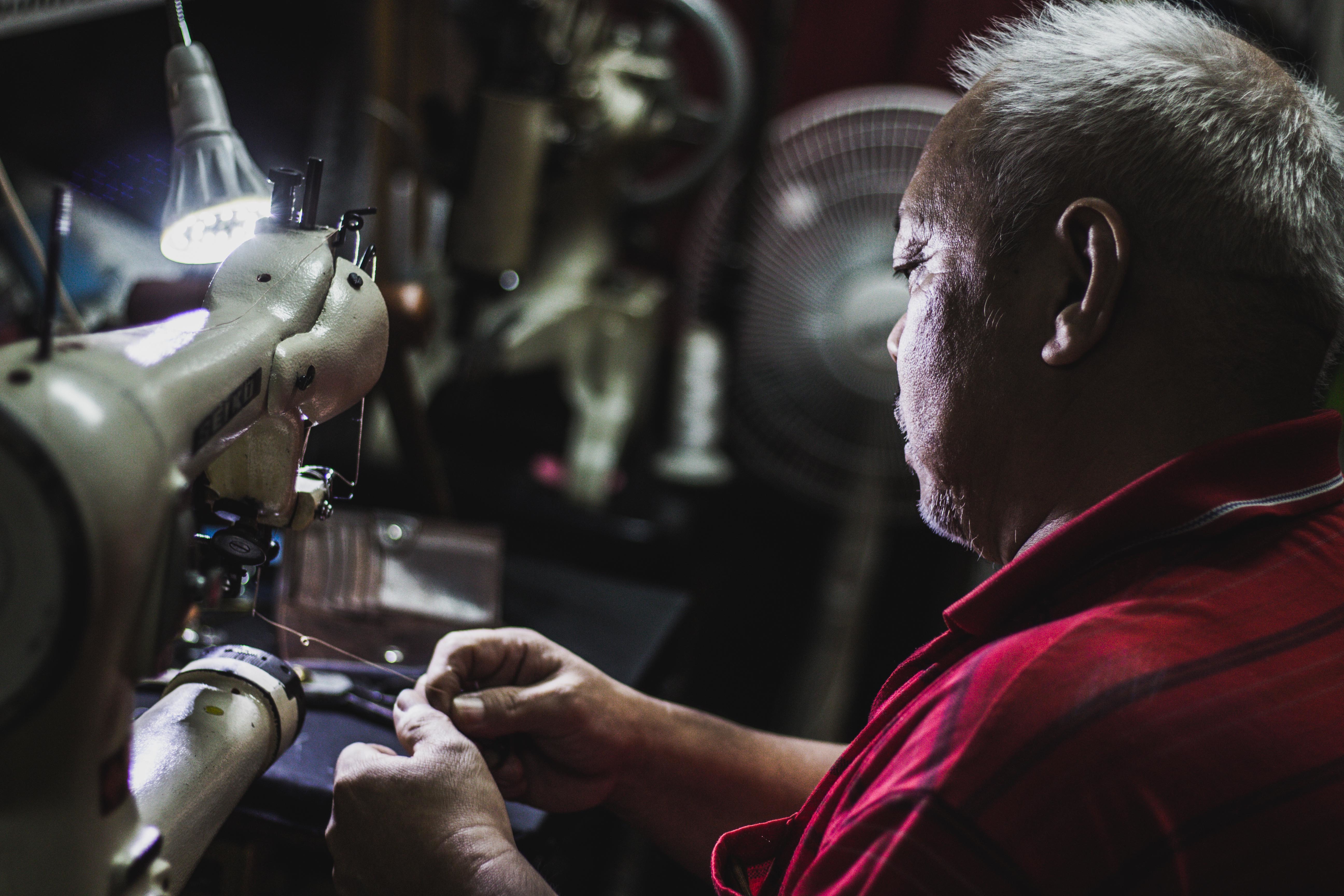 caltan維修師傅正在修皮件