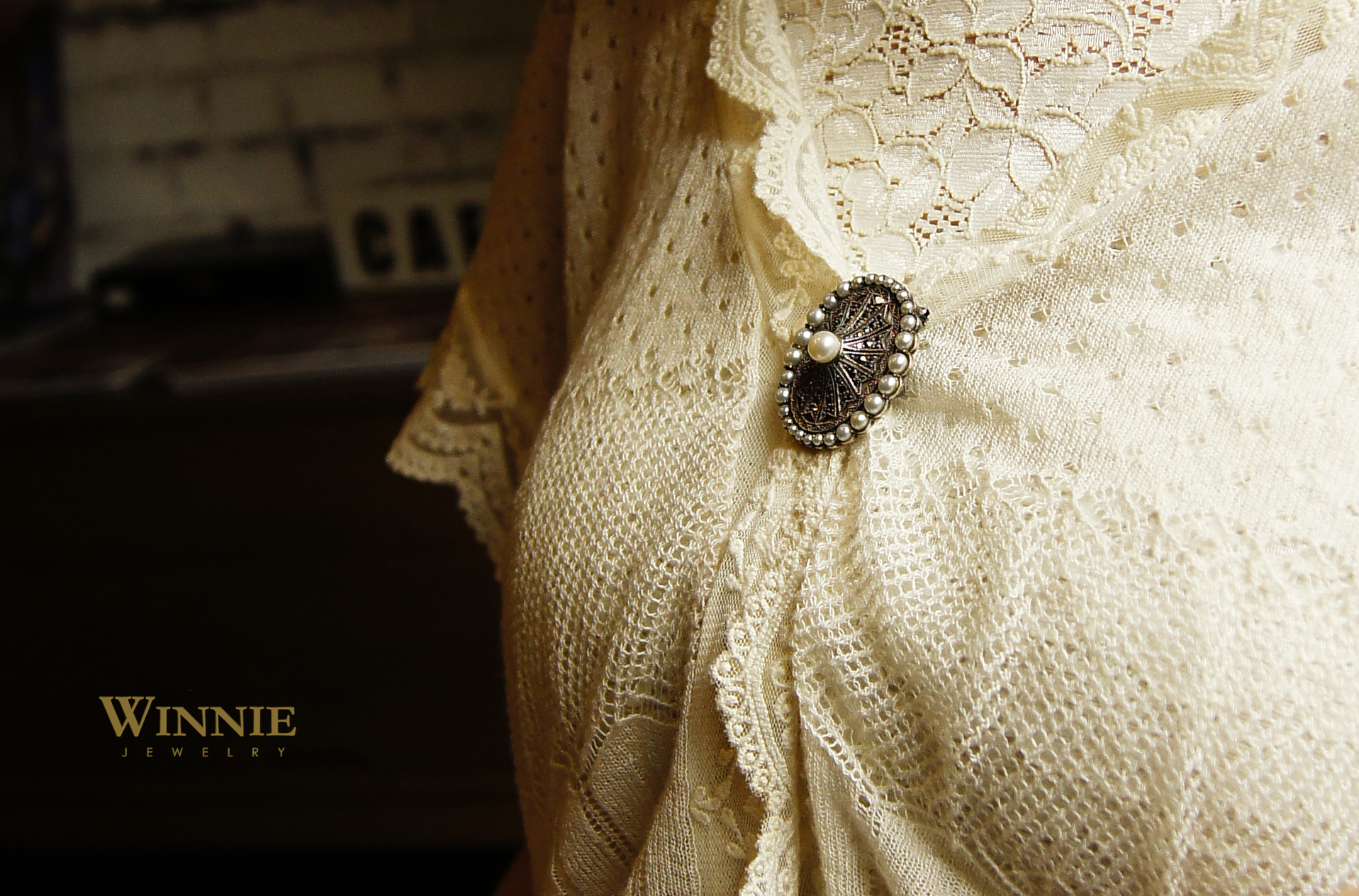 橢圓珍珠雕刻胸針