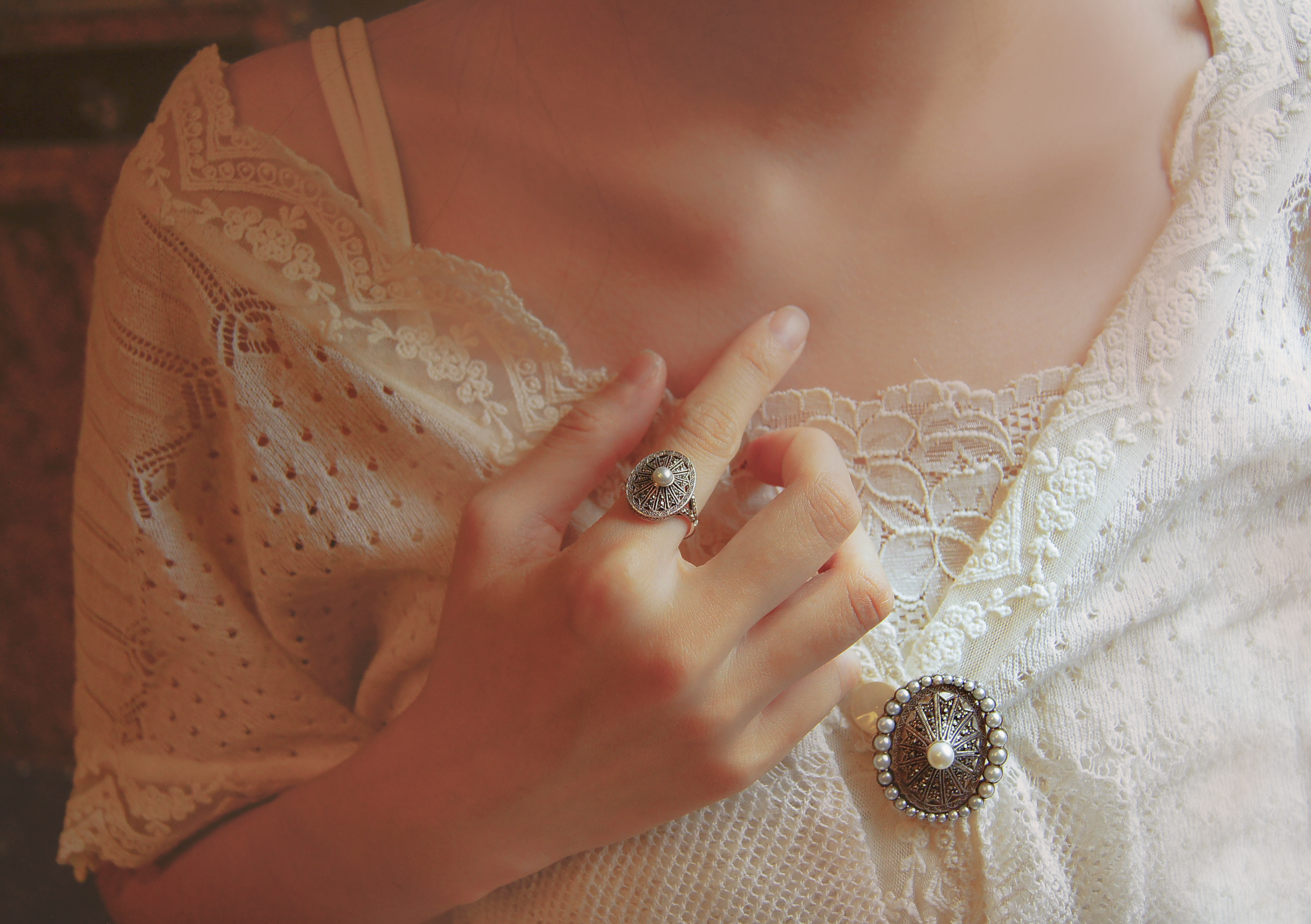 橢圓珍珠雕刻胸針