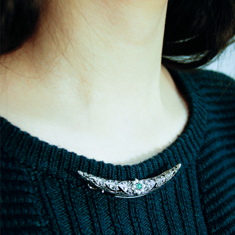 月牙灣祖母綠胸針