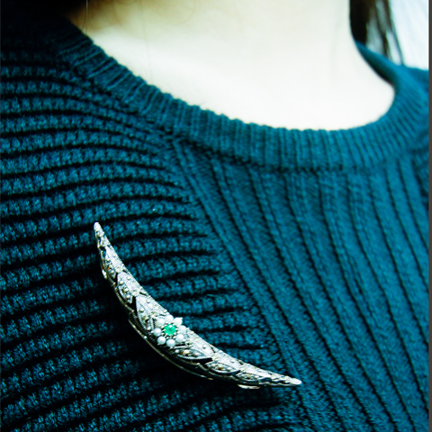 月牙灣祖母綠胸針