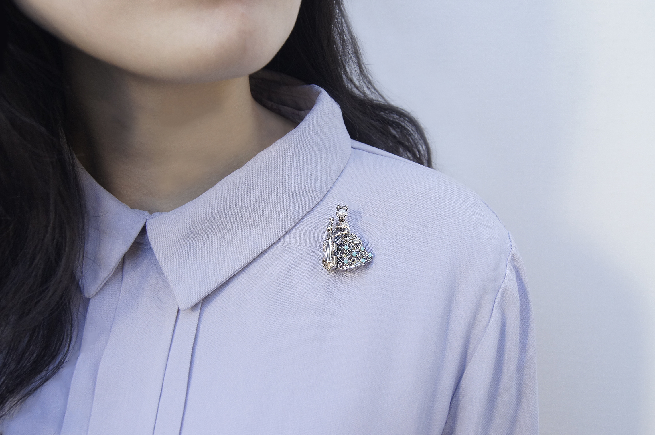 拉著大提琴的女孩胸針