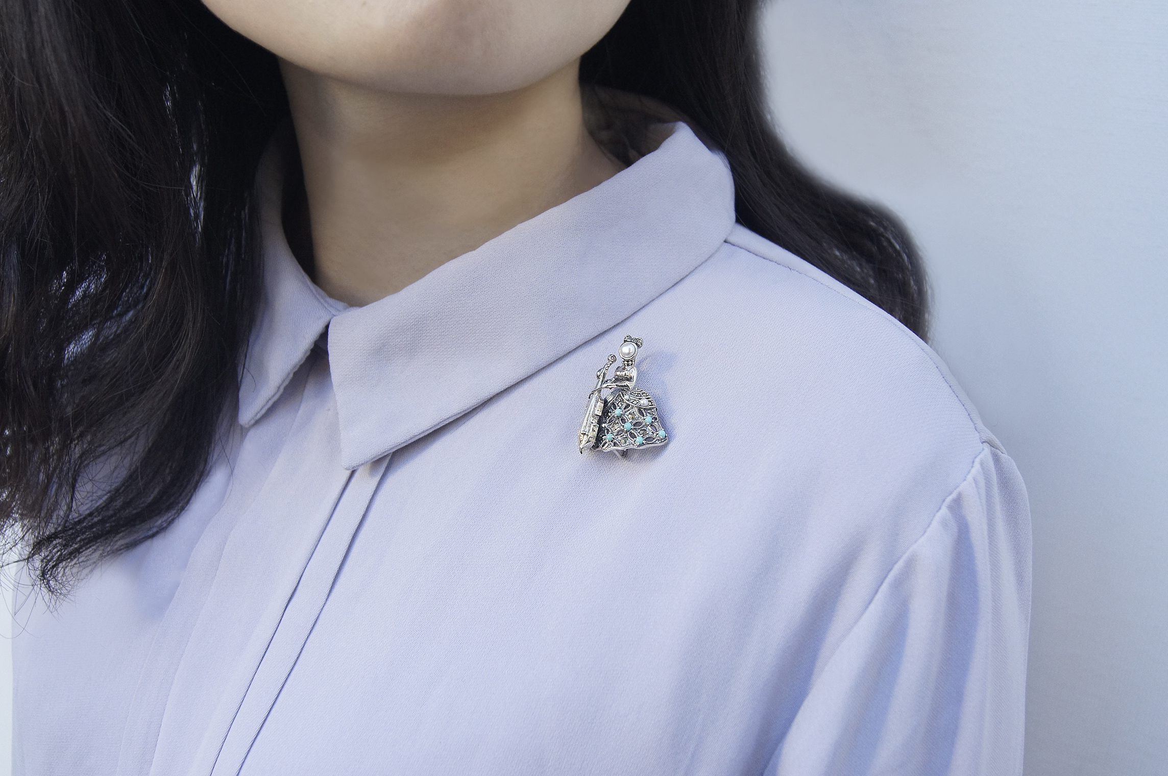 拉著大提琴的女孩胸針