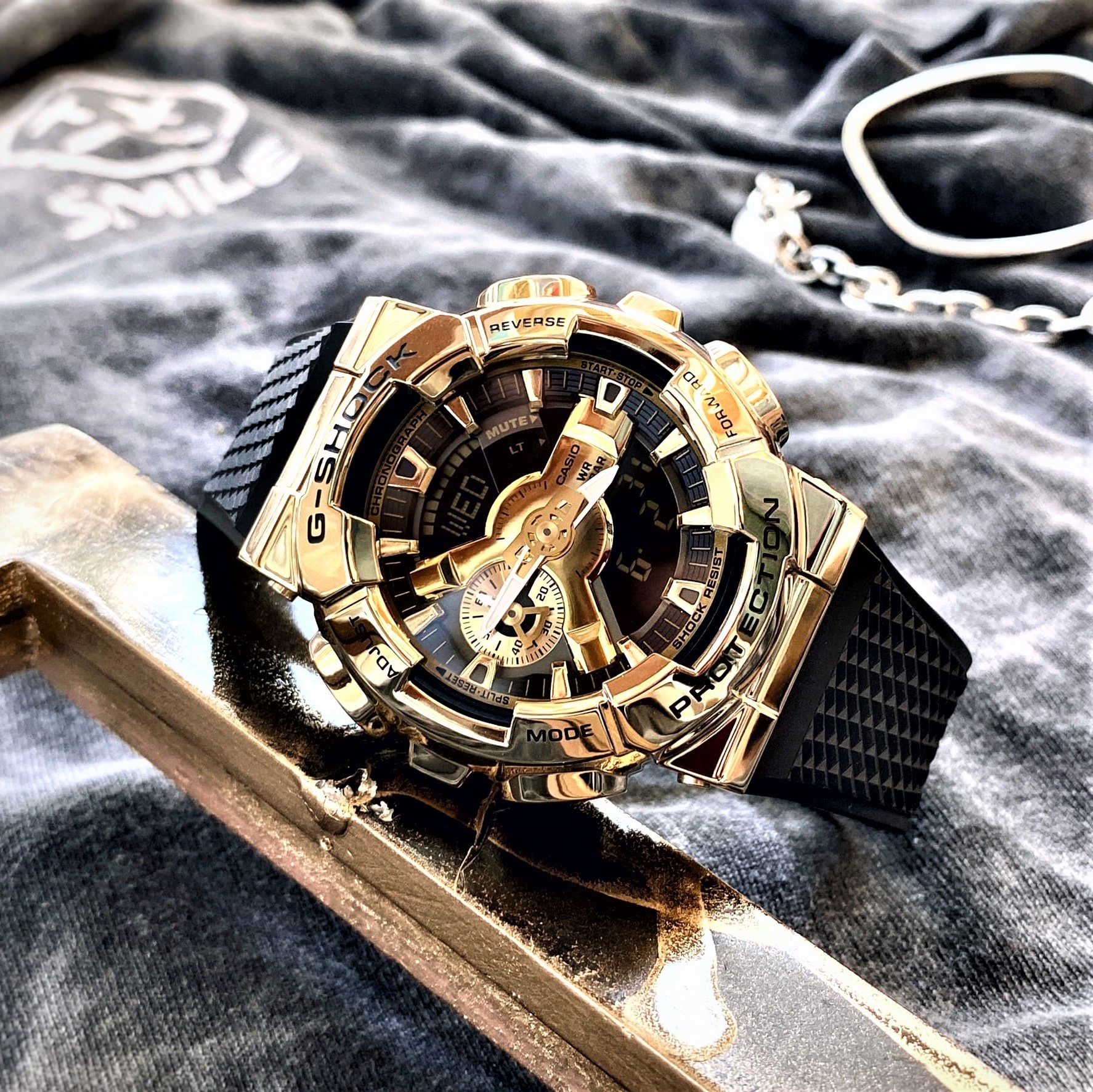 【G-SHOCK】黑x金 金屬重工業風雙顯腕錶 GM-110G-1A9 48.8mm 現代鐘錶