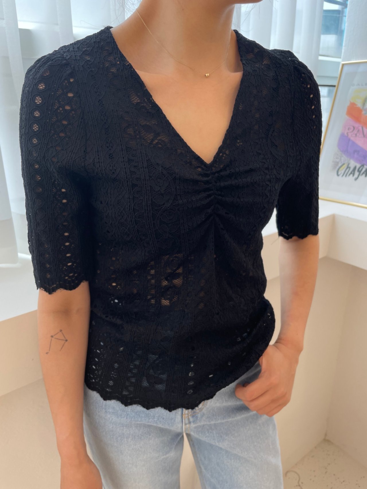 5W06 V領蕾絲雕花抓皺上衣 黑色