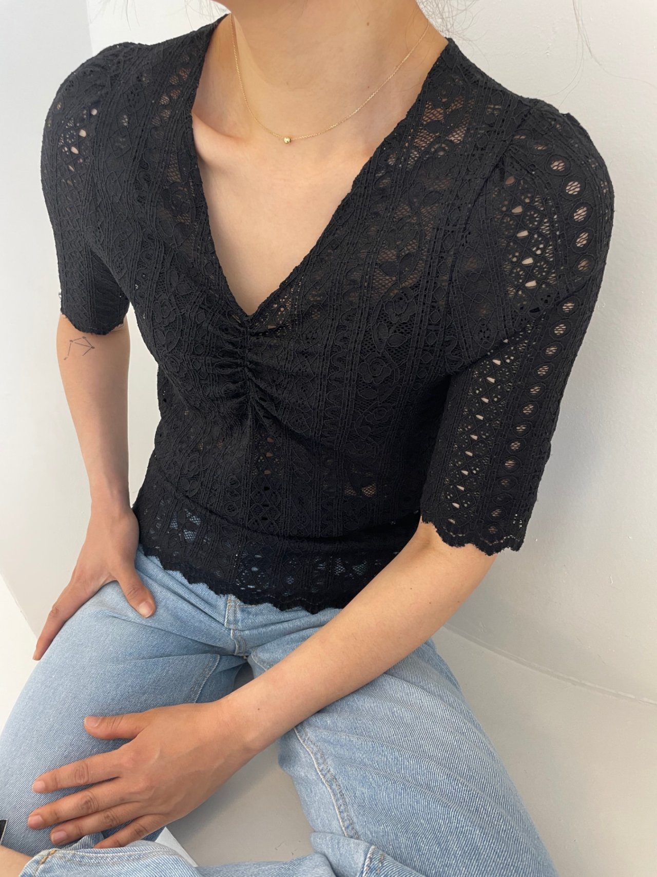 5W06 V領蕾絲雕花抓皺上衣 黑色
