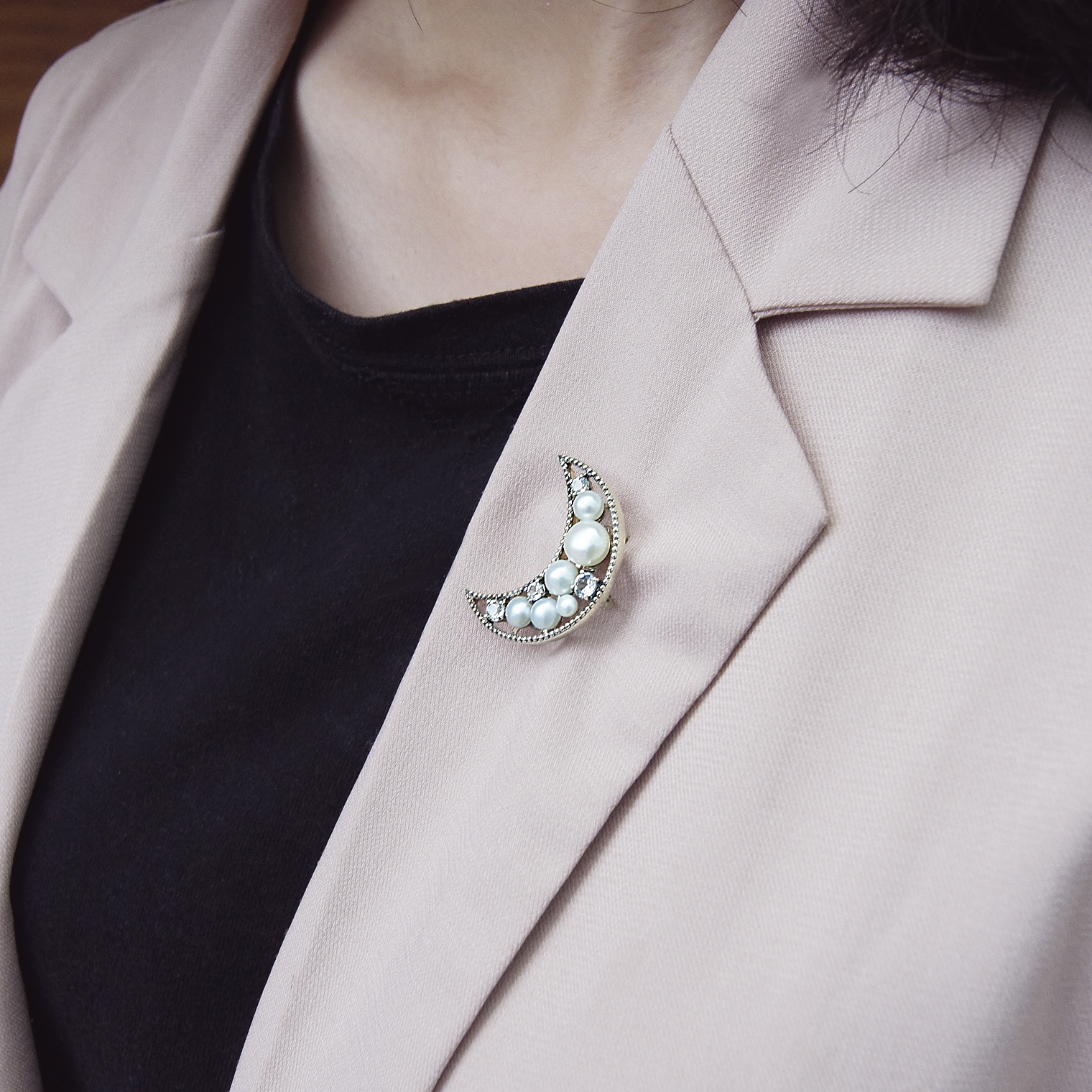 珍珠彎月胸墜