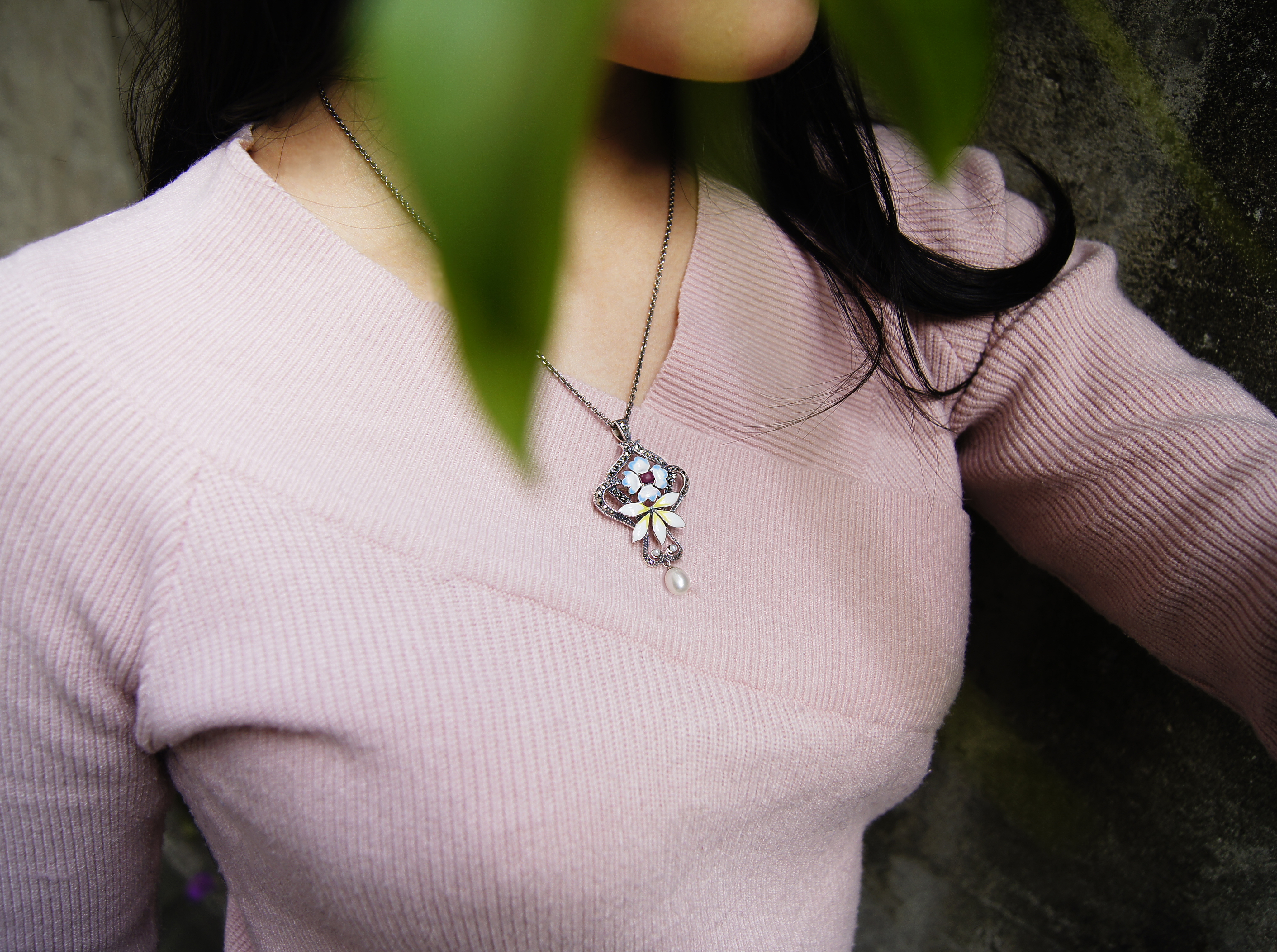 琺瑯花瓣紅寶胸墜