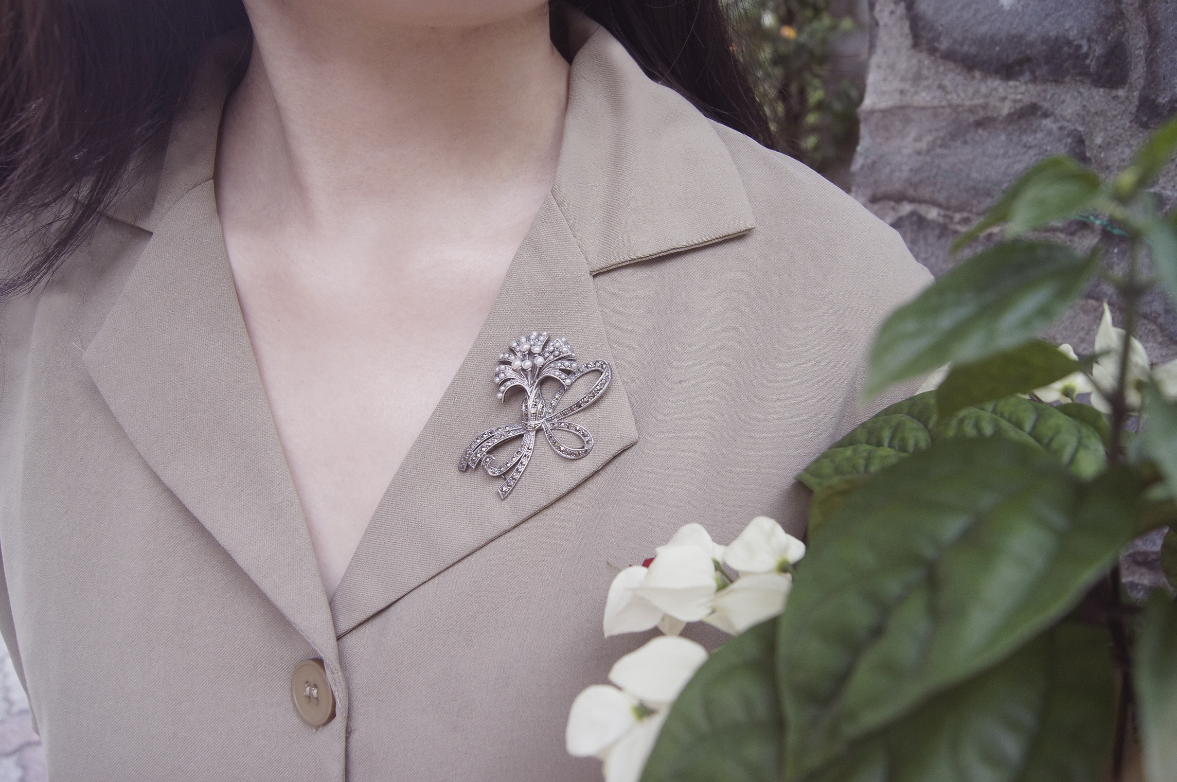 花朵緞帶珍珠胸針