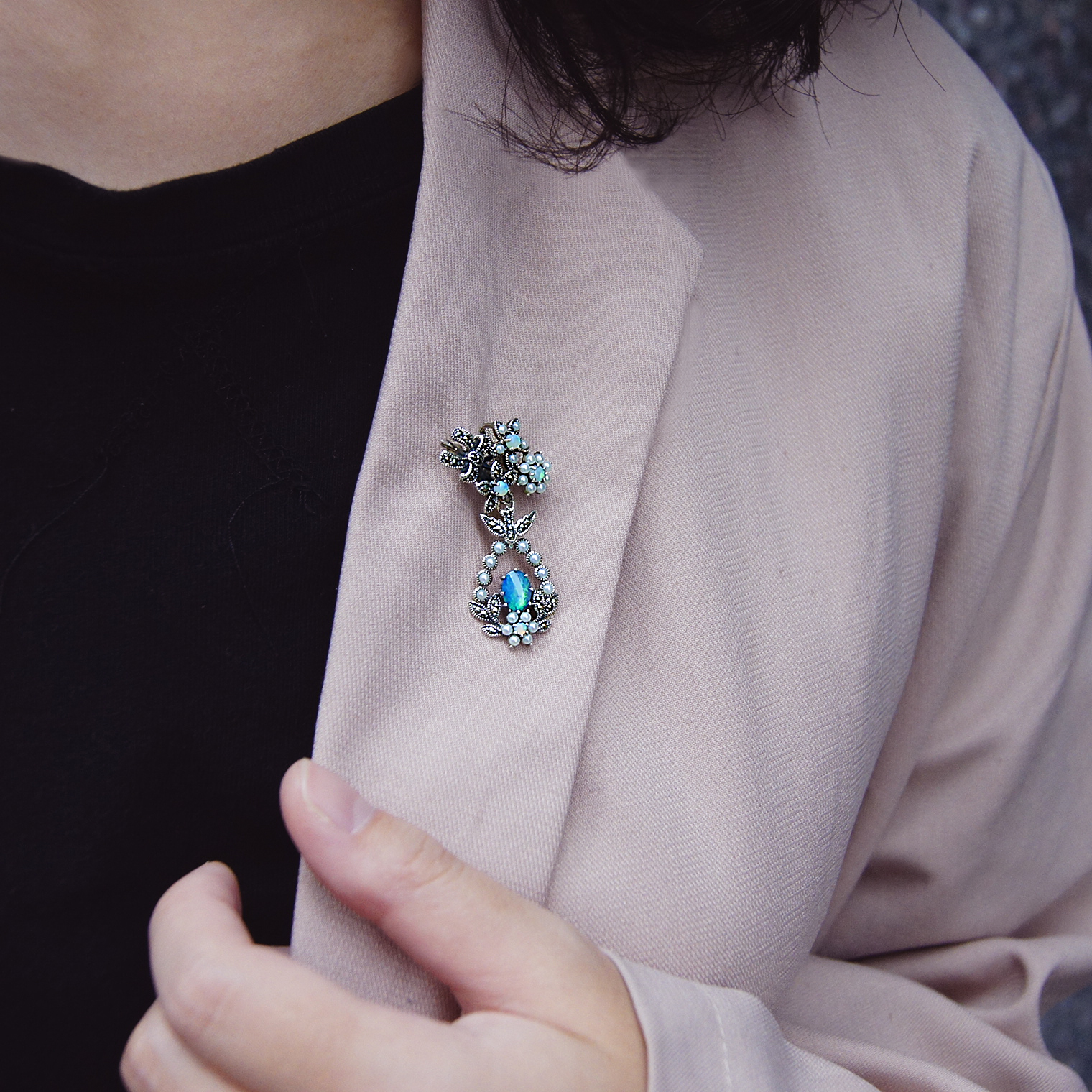 蛋白石花圈胸墜