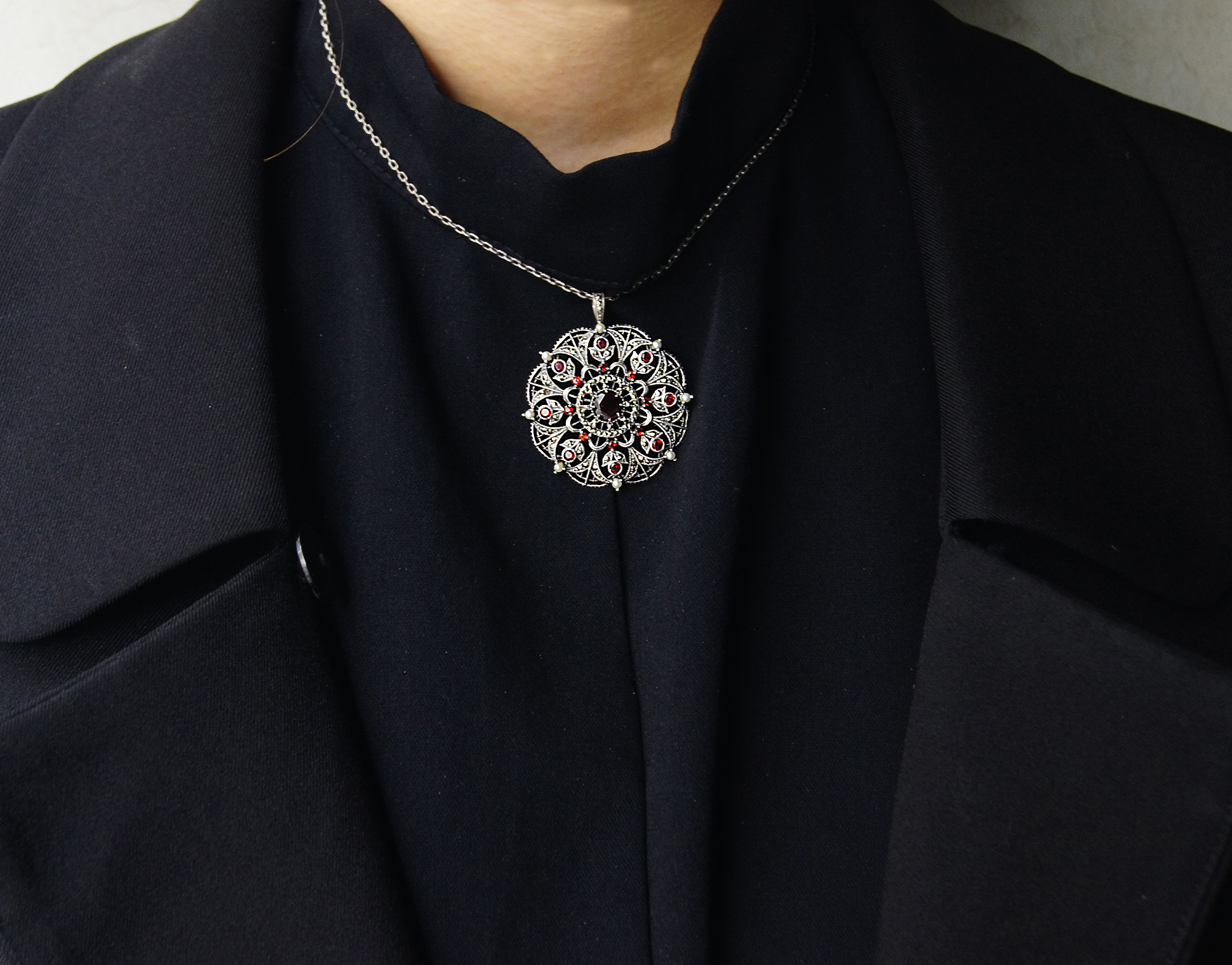 紅榴石花窗胸墜（OP1692）