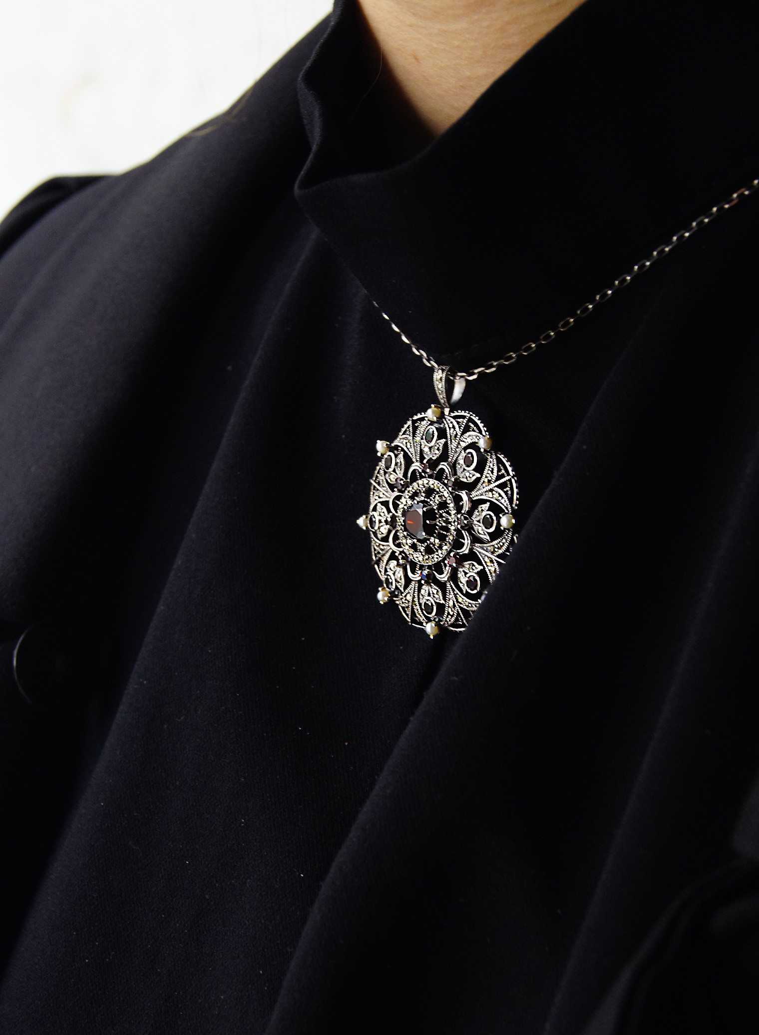 紅榴石花窗胸墜（OP1692）