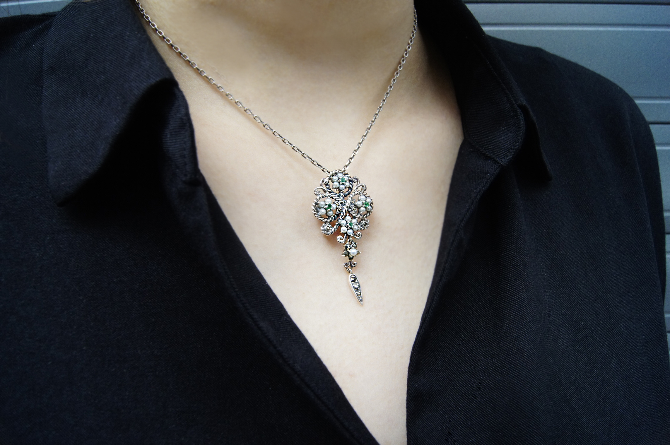 古典祖母綠麻花胸墜