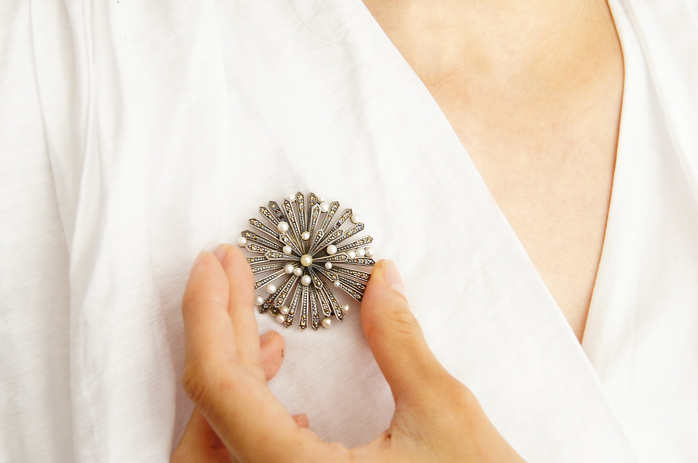 盛開花朵珍珠胸墜OP1652