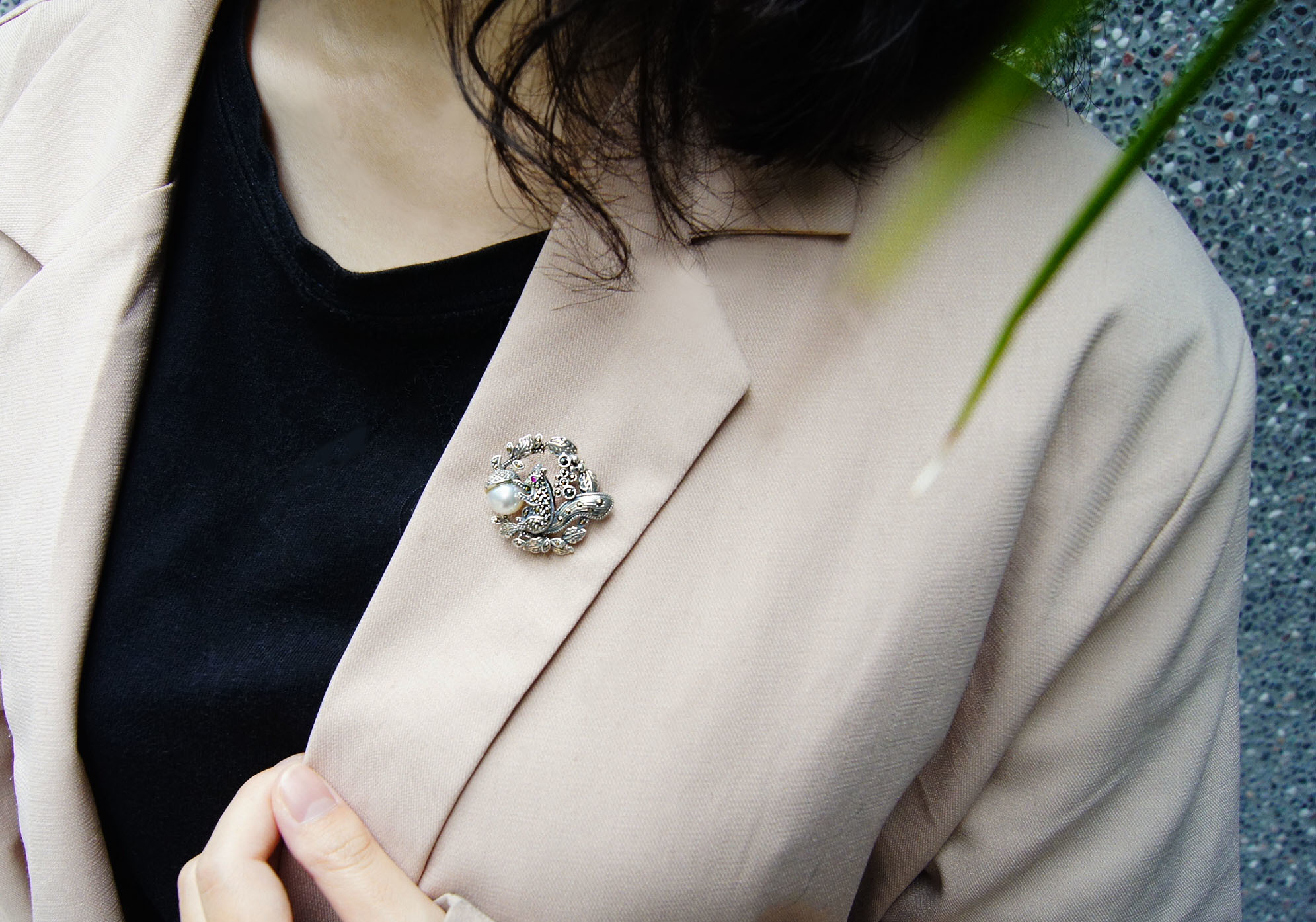 抱著松果的松鼠胸針