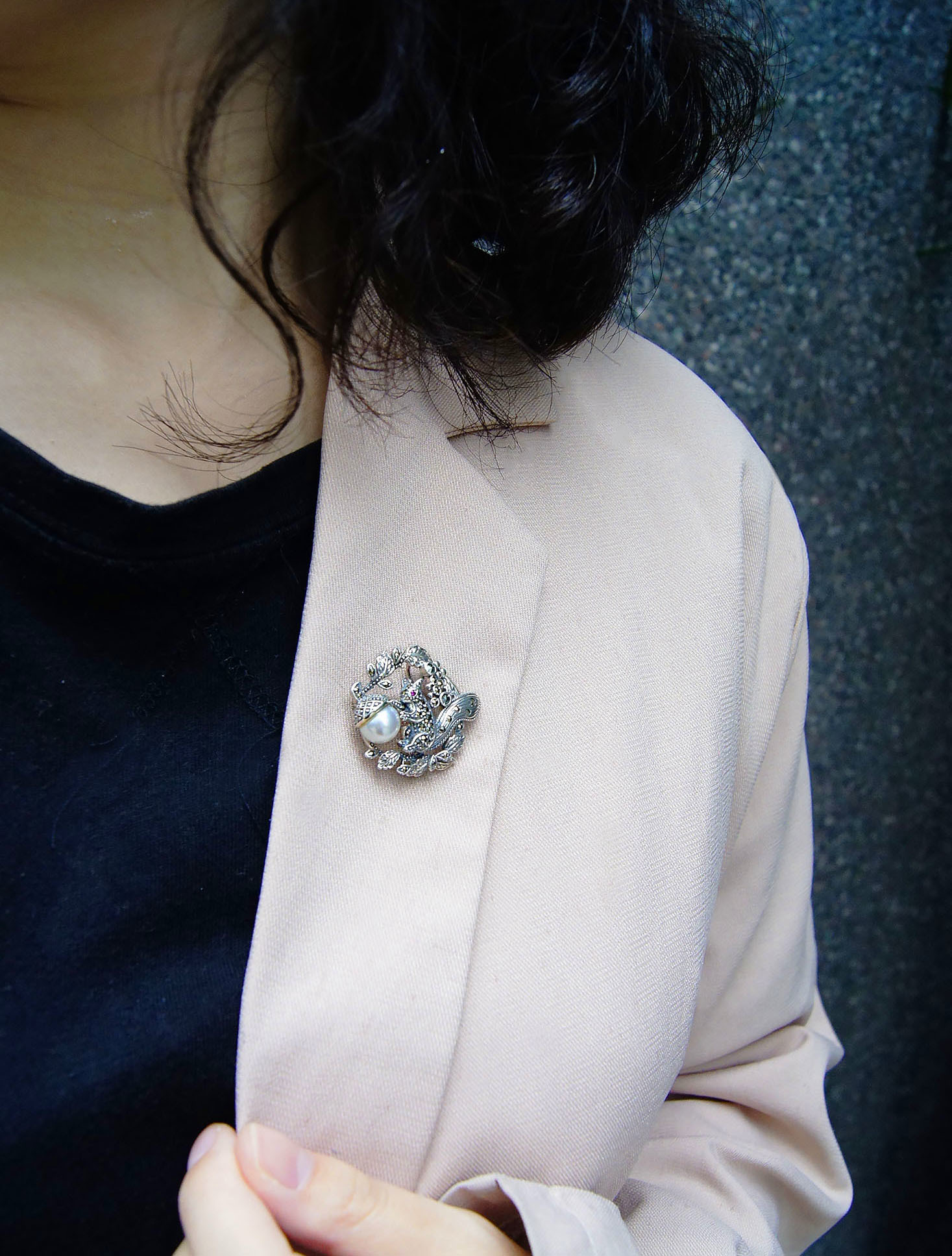 抱著松果的松鼠胸針