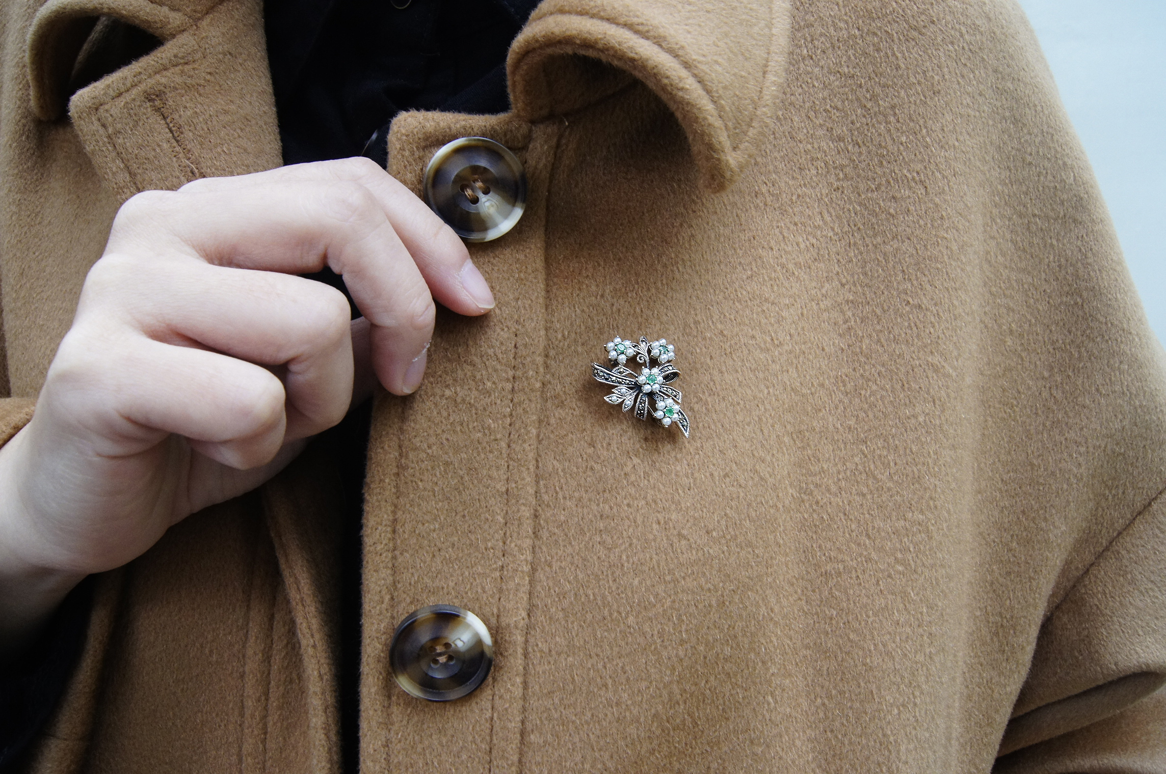 花束祖母綠胸針