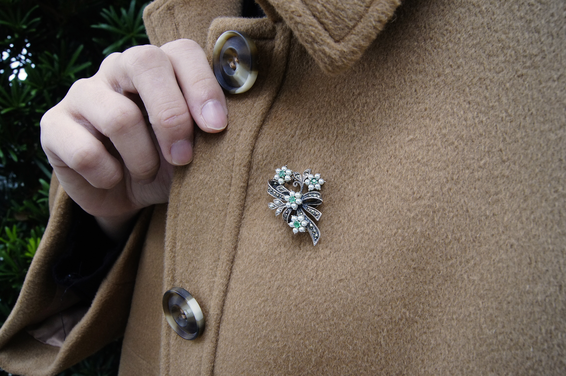 花束祖母綠胸針