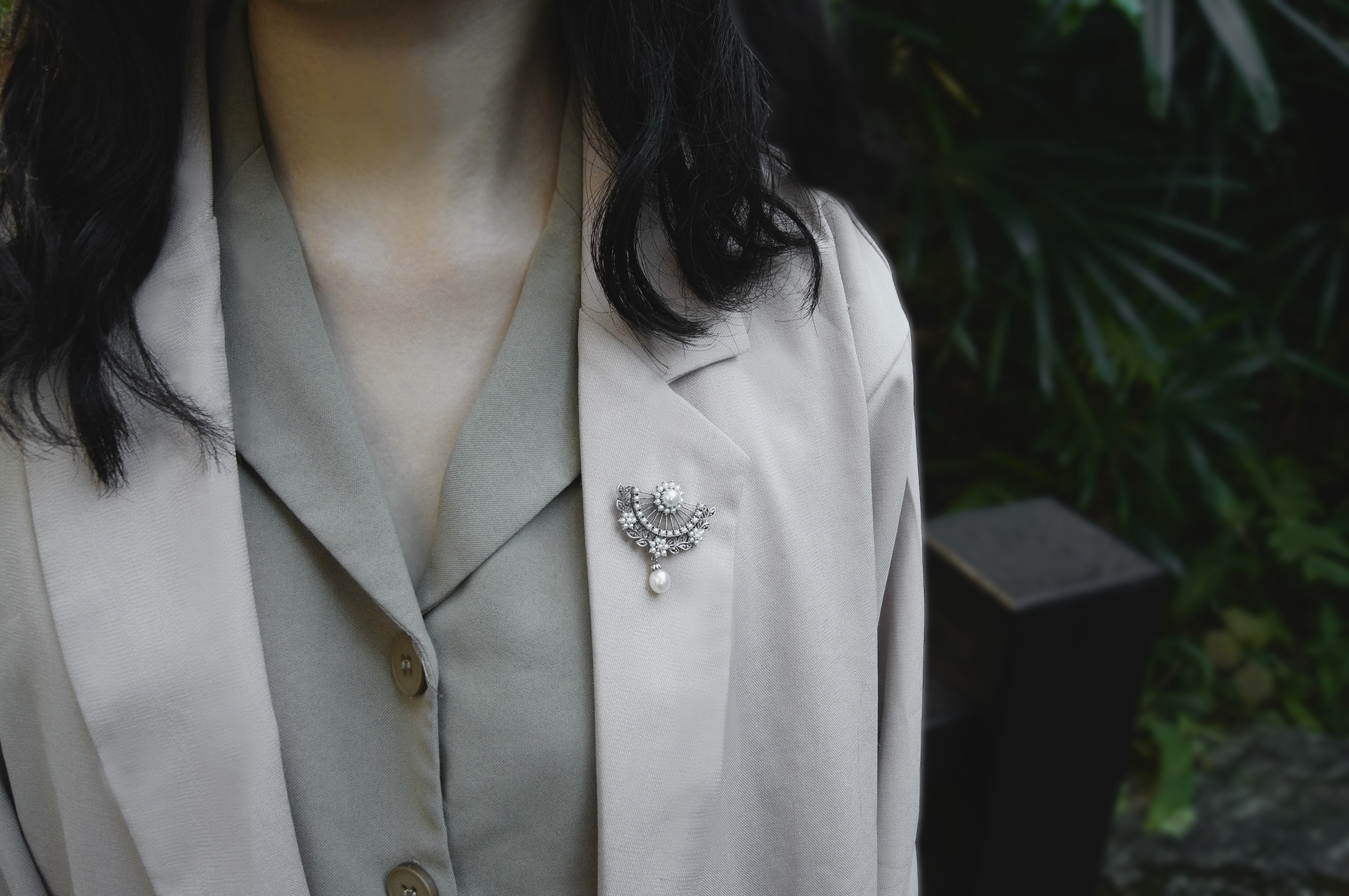 扇形鏤空雕花胸墜兩用