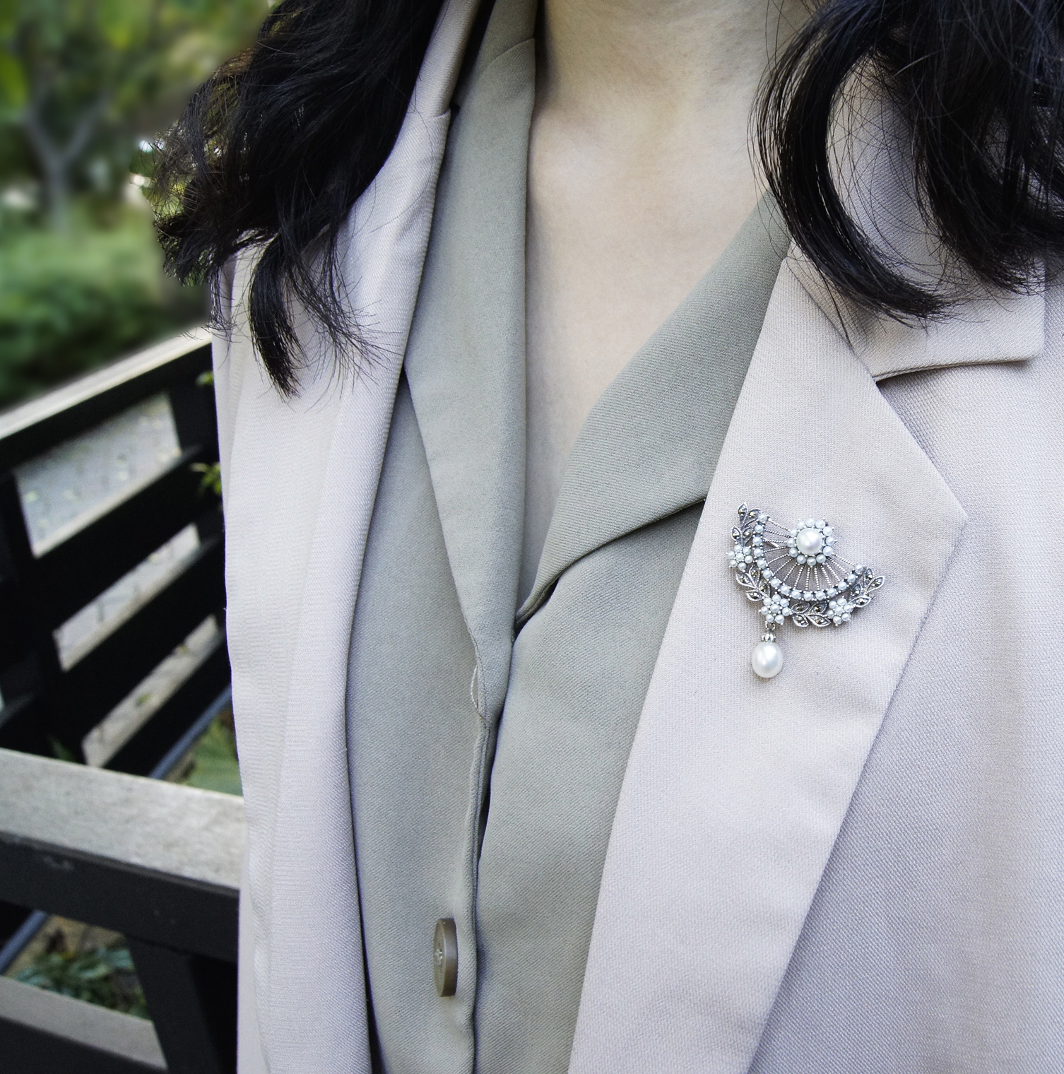 扇形鏤空雕花胸墜兩用