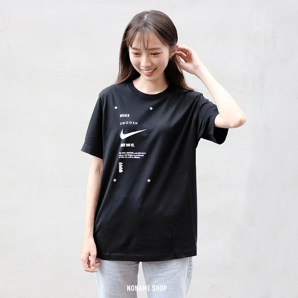💥出清特價💥 NIKE NSW SPORTSWEAR SWOOSH SACAI 單勾 小勾 解構 設計 標語 LOGO 短袖 短T 黑 (男款)
