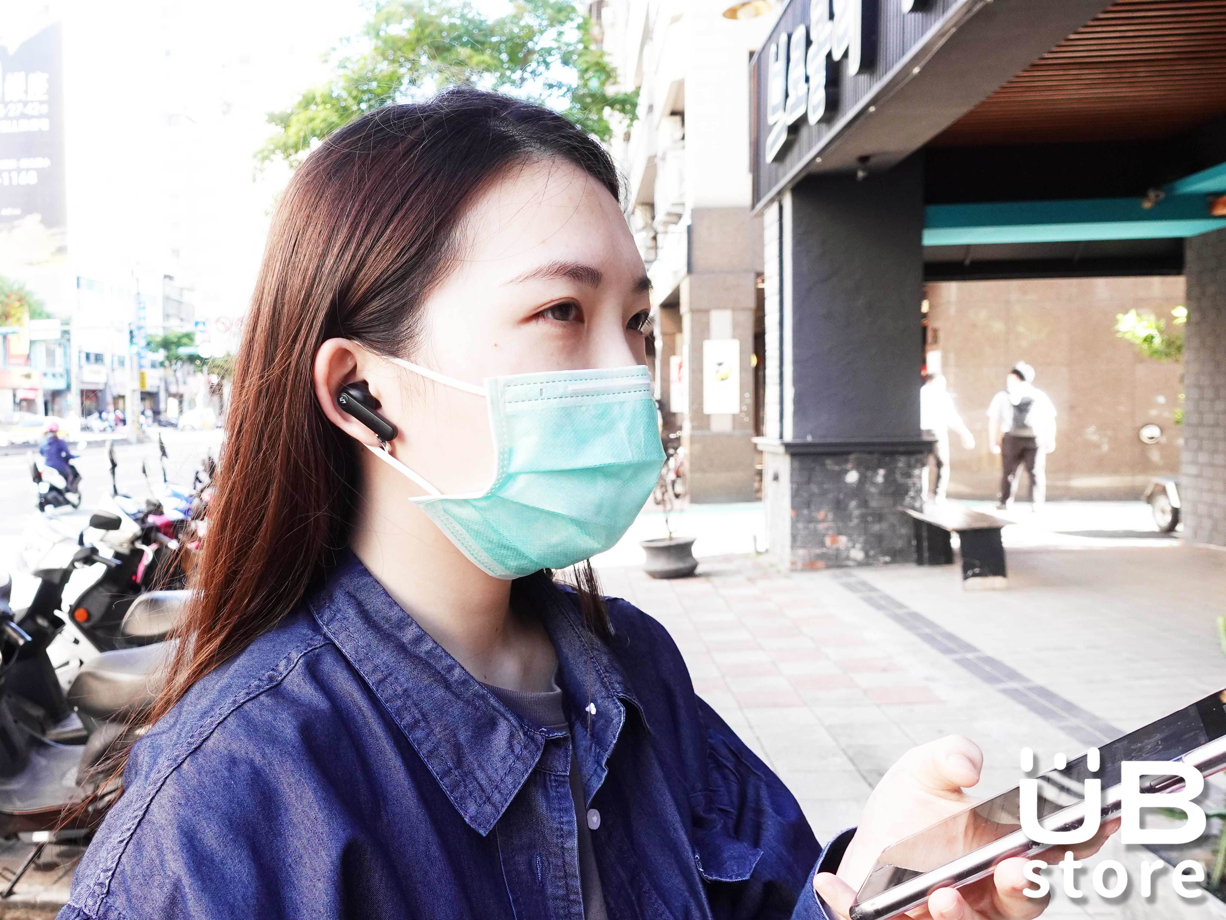 在路邊用soundpeats gamer no1講電話