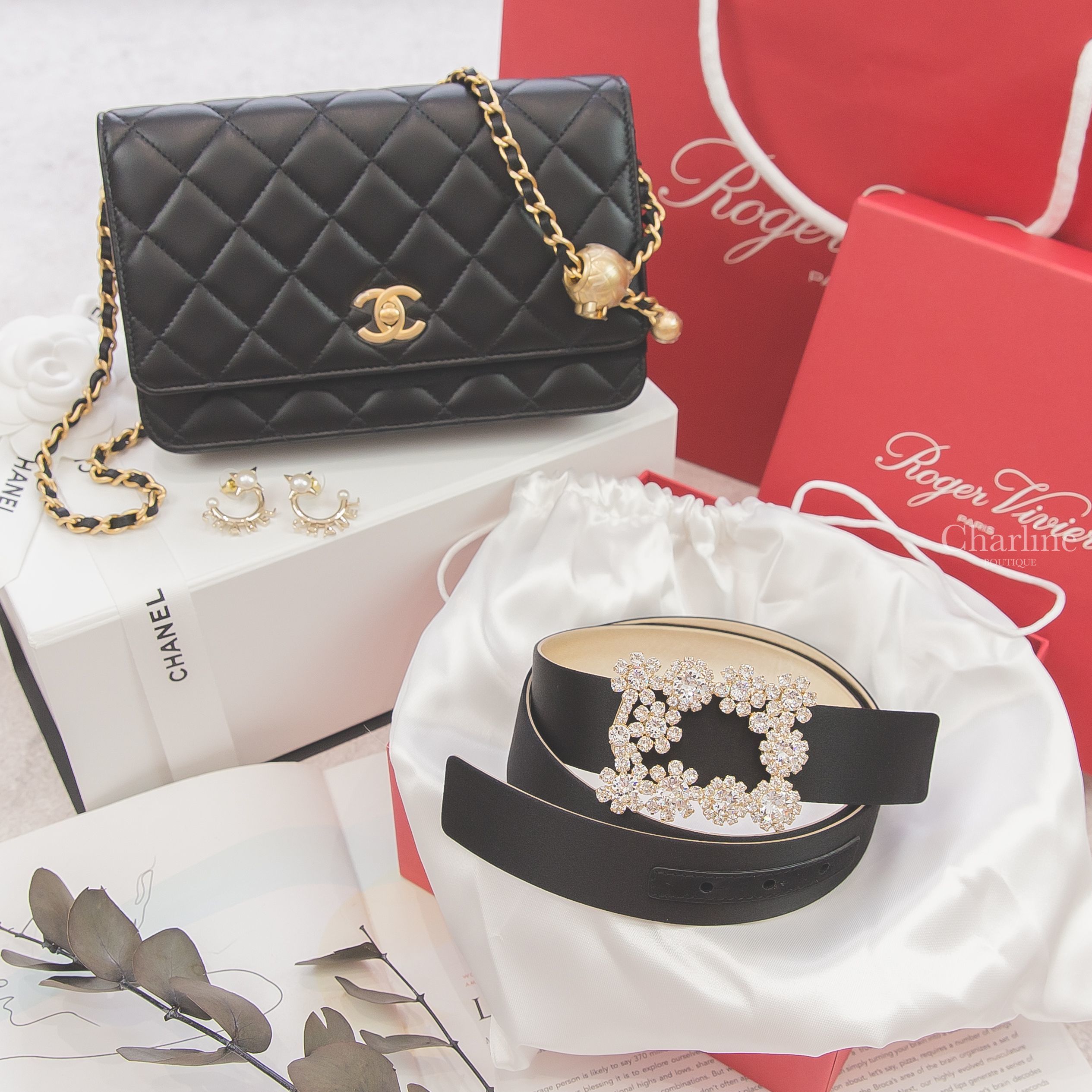 Roger Vivier Belt 黑色絲綢鑲鑽花形方釦皮帶,Chanel WOC 黑色金CC金色小珠鍊帶小羊皮菱格紋肩背包,Chanel Earrings 金色半圓環繞Chanel字母耳環-Charline Boutique 精品代購