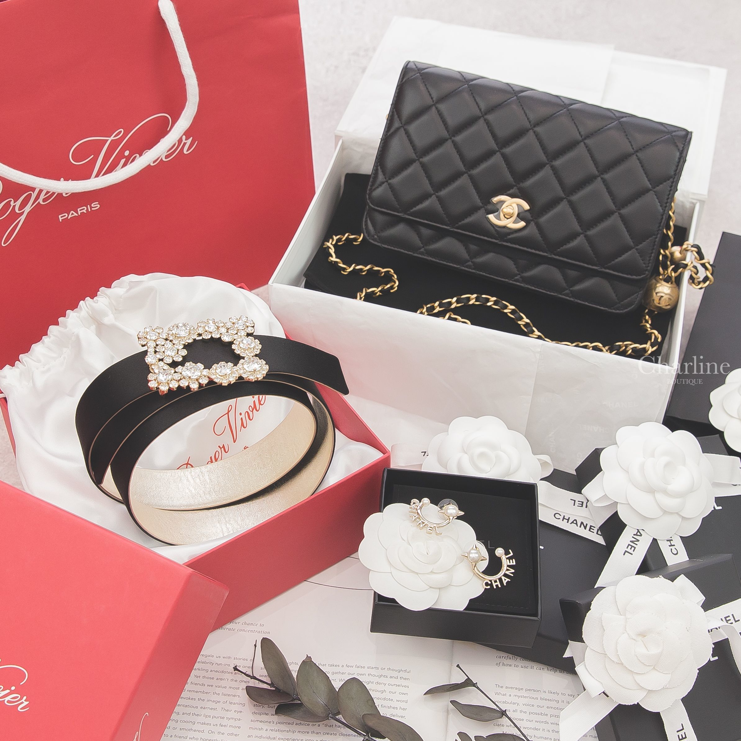 Roger Vivier Belt 黑色絲綢鑲鑽花形方釦皮帶,Chanel WOC 黑色金CC金色小珠鍊帶小羊皮菱格紋肩背包,Chanel Earrings 金色半圓環繞Chanel字母耳環-Charline Boutique 精品代購