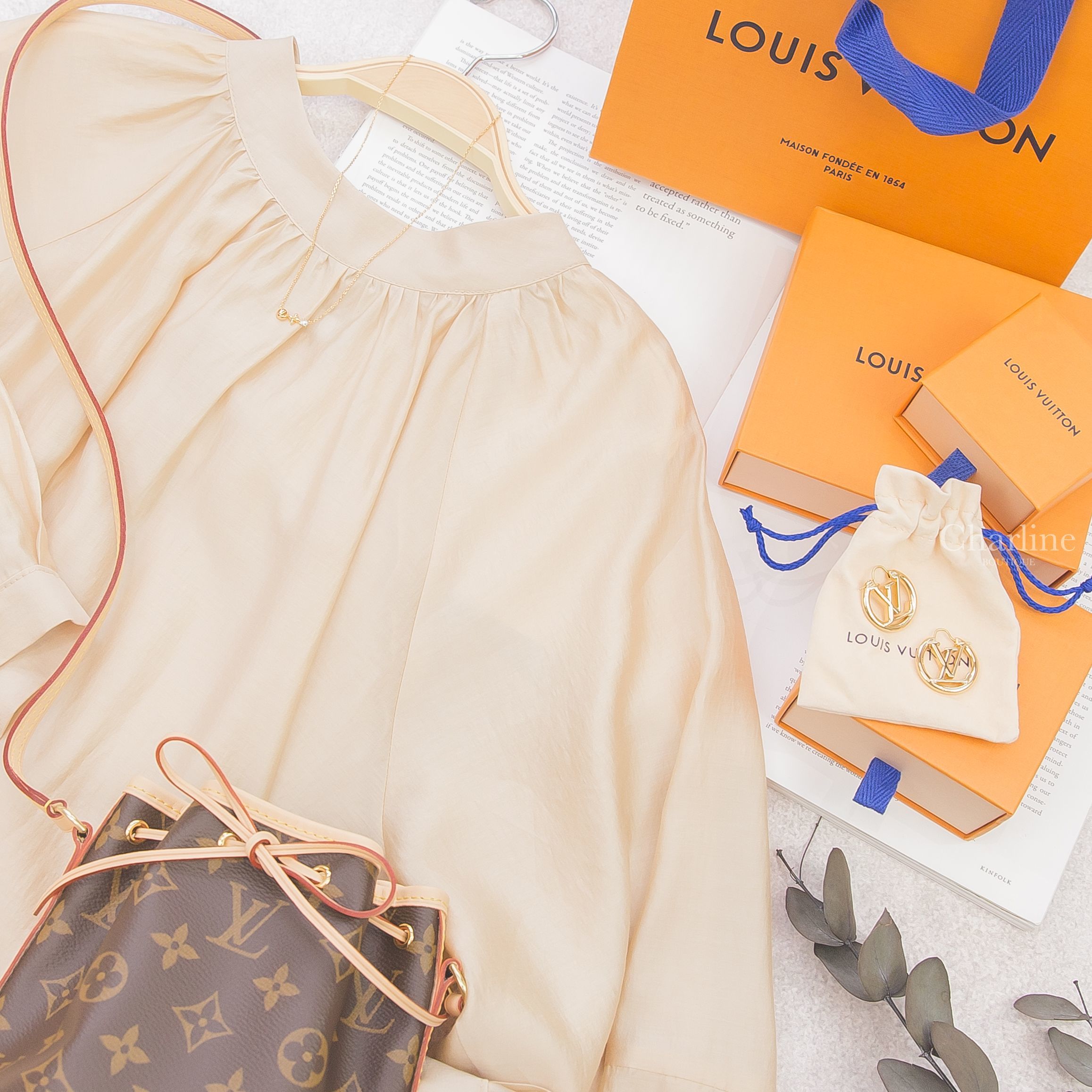 Louis Vuitton Necklace 金色花卉LV水鑽項鍊,Louis Vuitton Earrings 金色LV圓圈耳環,Louis Vuitton Nano Noe 咖啡色迷你老花水桶肩背包-Charline Boutique 精品代購