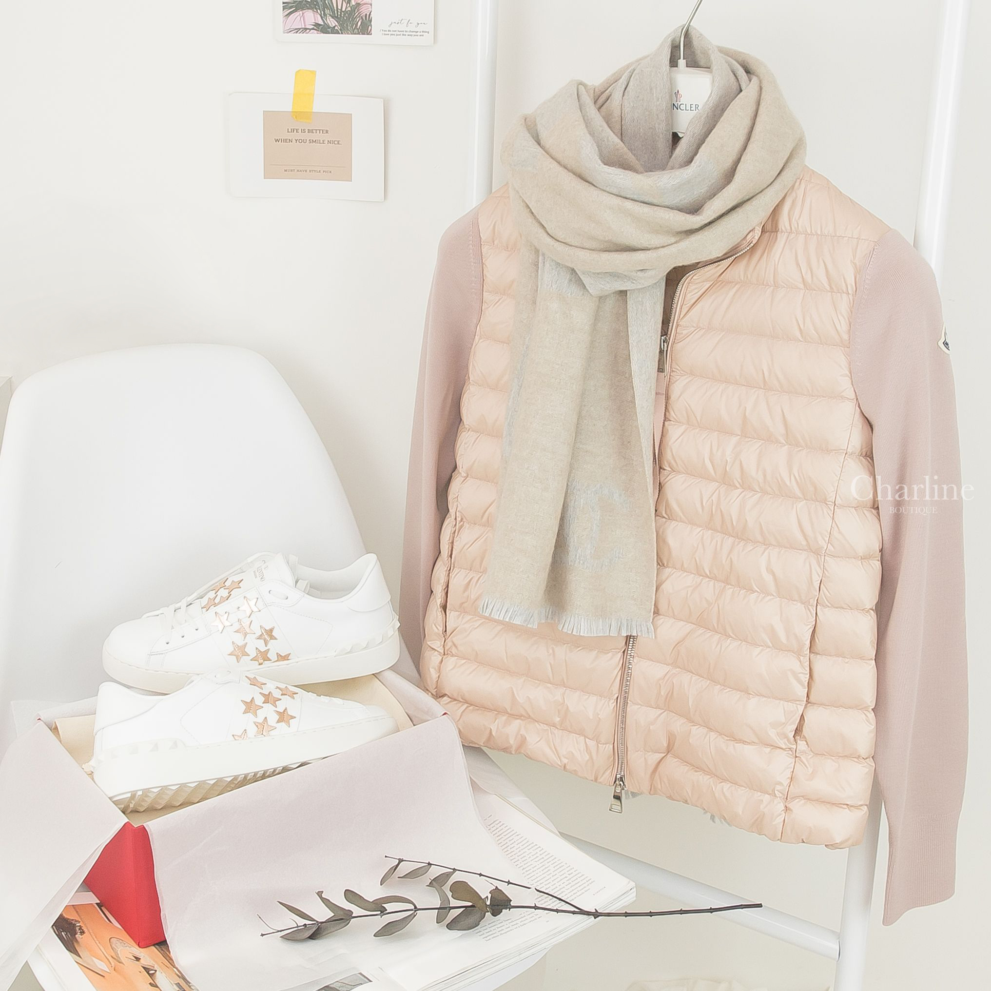 Chanel Scarf 米色/灰色雙面字樣喀什米爾真絲流蘇圍巾,Valentino Sneaker 白色卯釘玫瑰金星星運動鞋,Moncler Wool Cardigan 粉紅色拼接針織小立領羽絨外套-Charline Boutique 精品代購