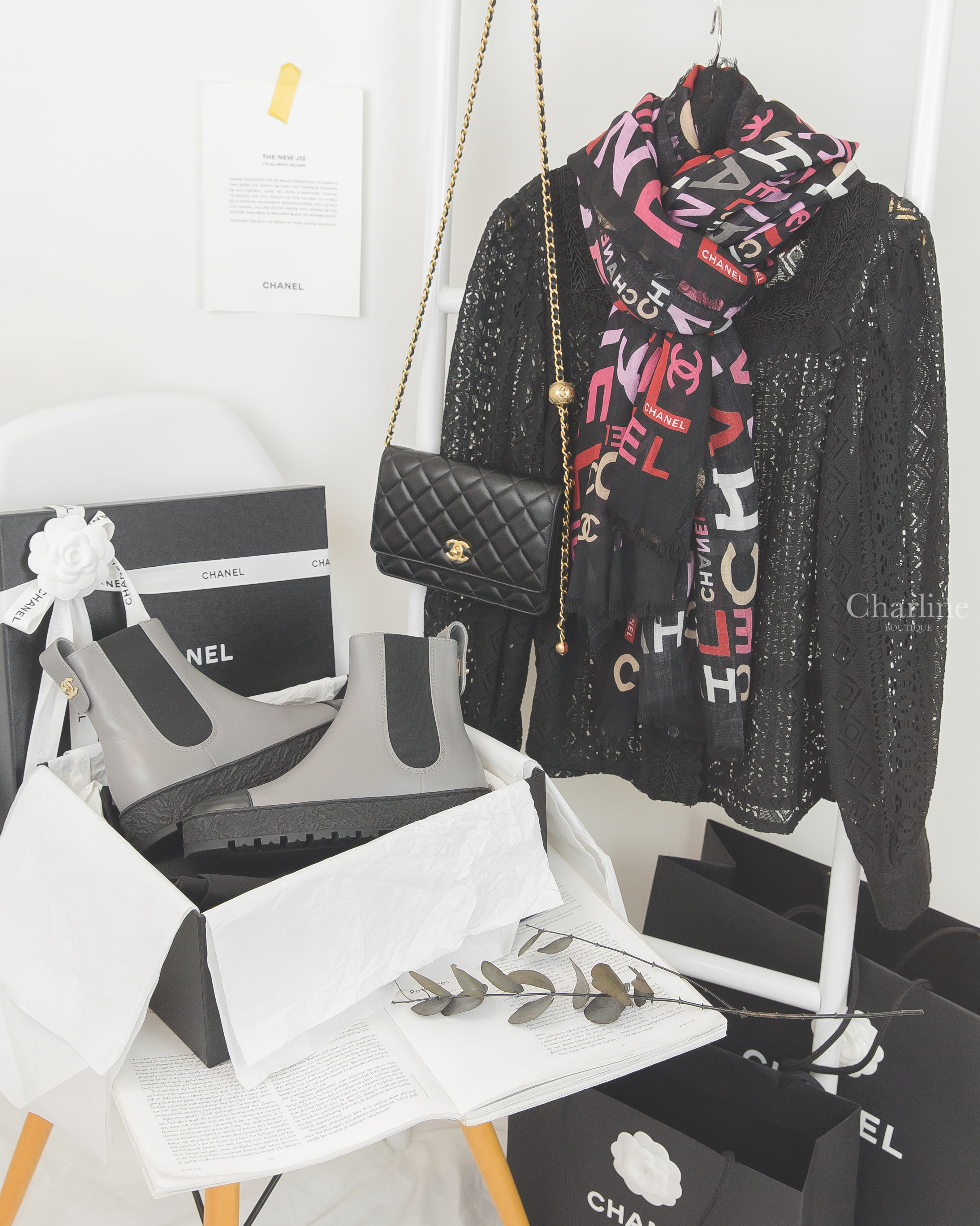 Chanel Boots 灰色/黑CC黑底後跟CC金釦小牛皮短靴,Chanel WOC 黑色金CC金色小珠鍊帶小羊皮菱格紋肩背包,Chanel Scarf 黑色彩色字母喀什米爾混羊毛流蘇圍巾-Charline Boutique 精品代購