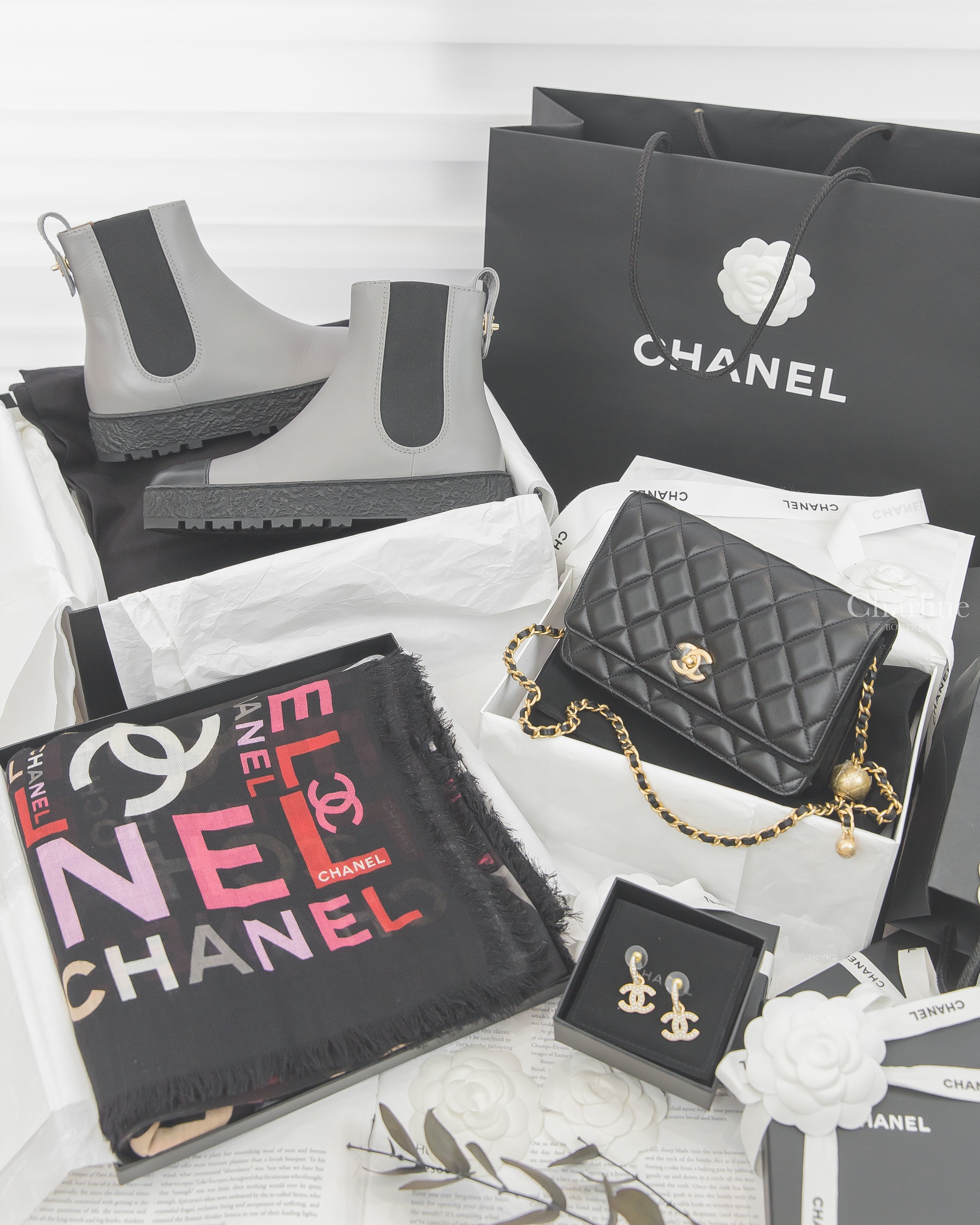 Chanel 灰色/黑CC黑底後跟CC金釦小牛皮短靴,Chanel 黑色金CC金色小珠鍊帶小羊皮菱格紋肩背包,Chanel 黑色彩色字母喀什米爾混羊毛流蘇圍巾,Chanel 金色珍珠CC垂墜耳環-Charline Boutique 精品代購