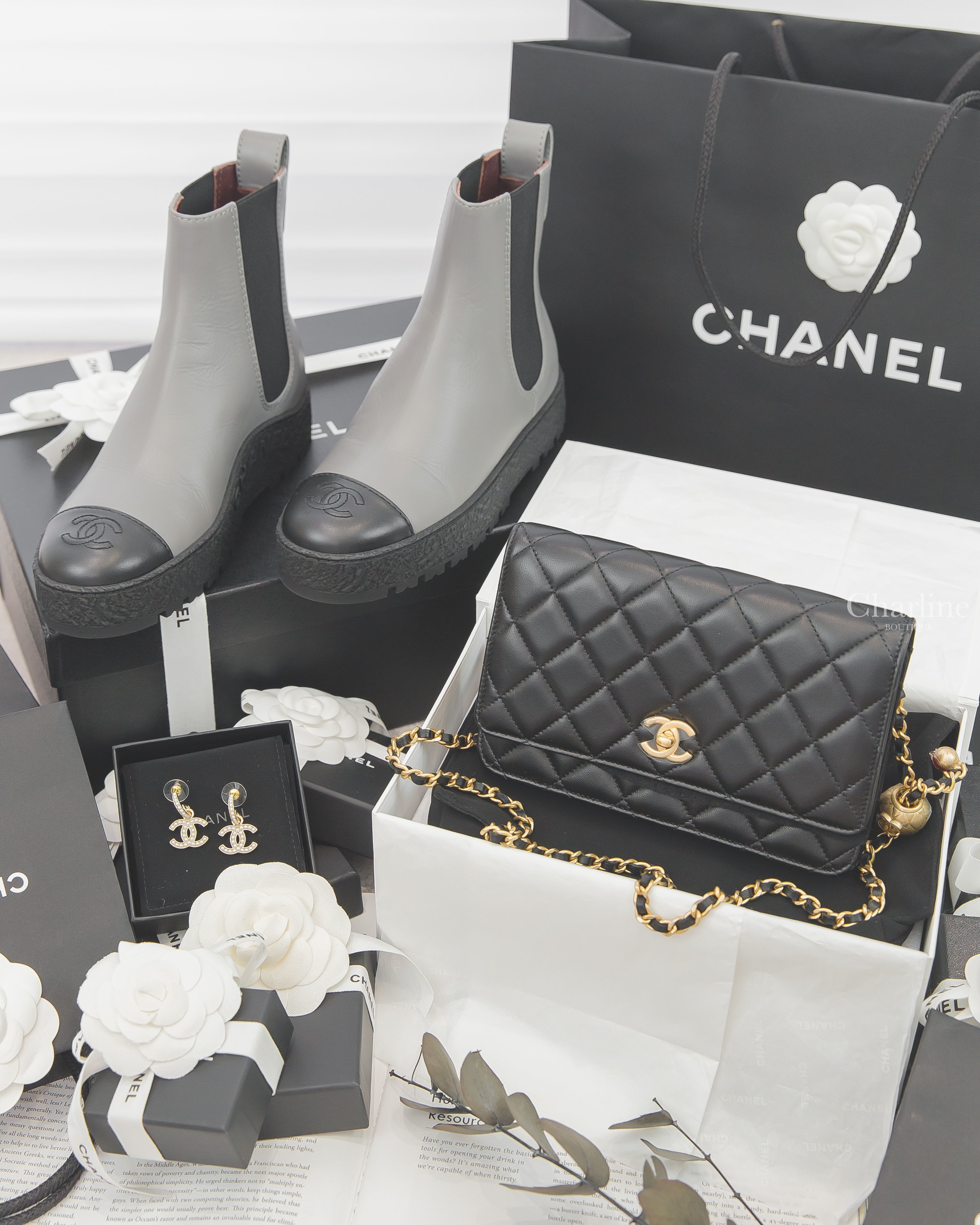 Chanel Ankle Boots 灰色/黑CC黑底後跟CC金釦小牛皮短靴,Chanel WOC 黑色金CC金色小珠鍊帶小羊皮菱格紋肩背包,Chanel Earrings 金色珍珠CC垂墜耳環-Charline Boutique 精品代購