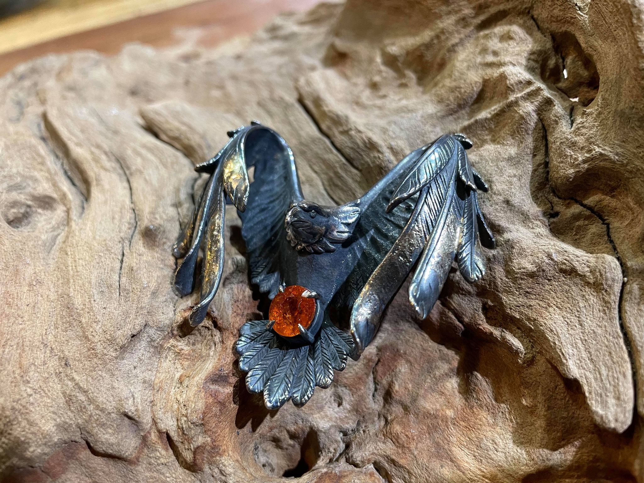 *Black Venom Jewelry- Freedom & Prayer 限定版18K鎏金6cm正面攻擊鷹鑲頂級錳鋁榴石。