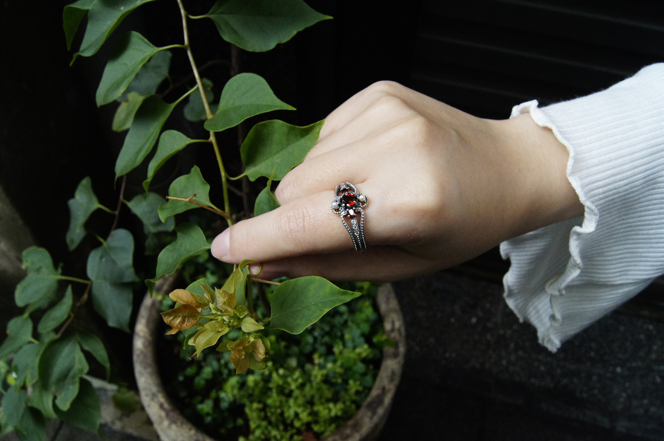 流線型紅榴石戒指