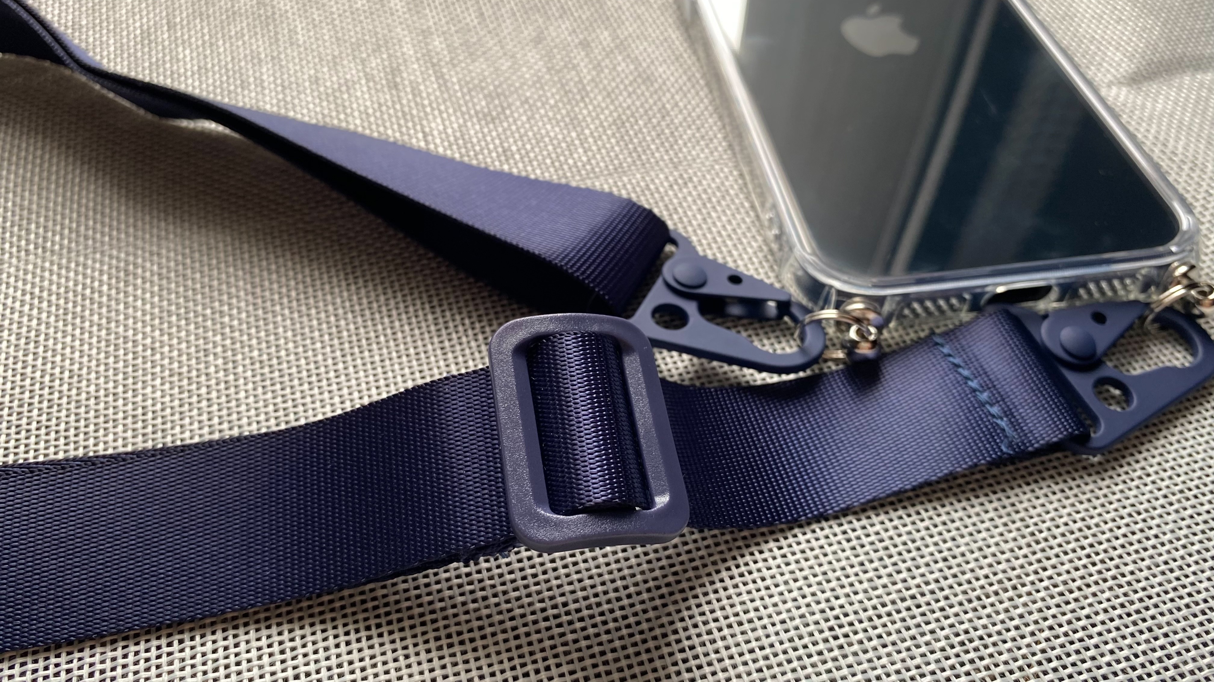 【開箱】解放雙手！IceRen 繩索背帶玻璃手機殼