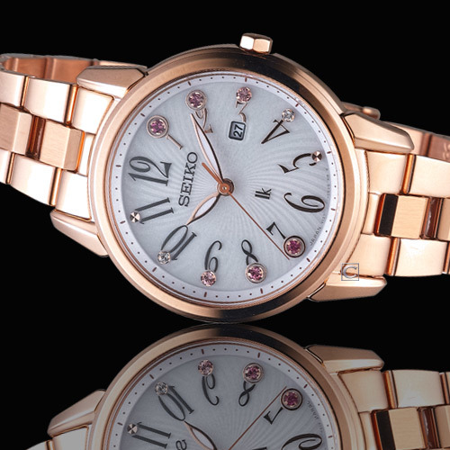 萬年鐘錶 - SEIKO  LUKIA   白面玫瑰金太陽能女錶  V137-0CG0G / SUT302J1  錶徑32MM