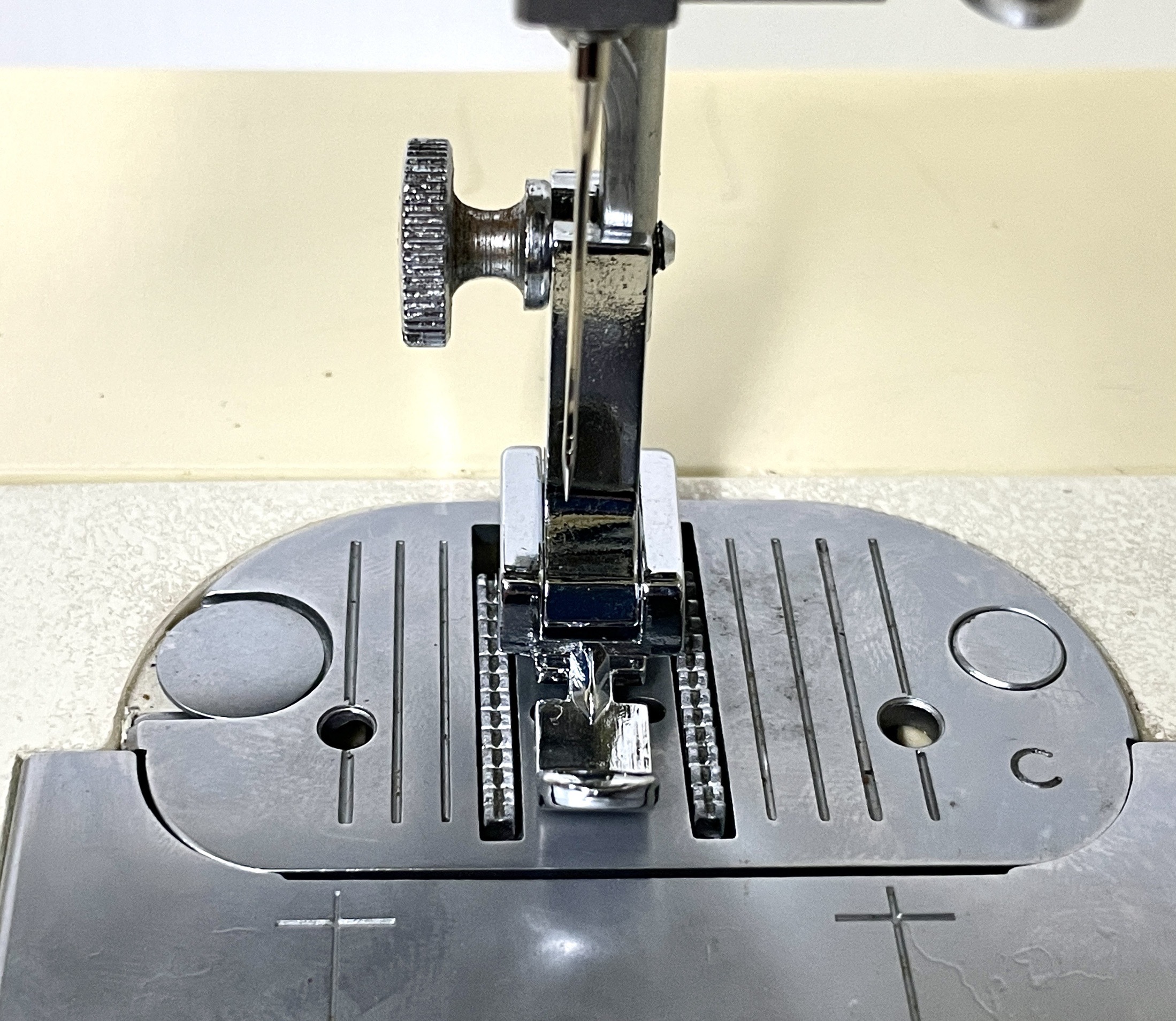 拉鍊壓腳，勝家6系列與9系列(斜針型專用)6200.6900縫紉機